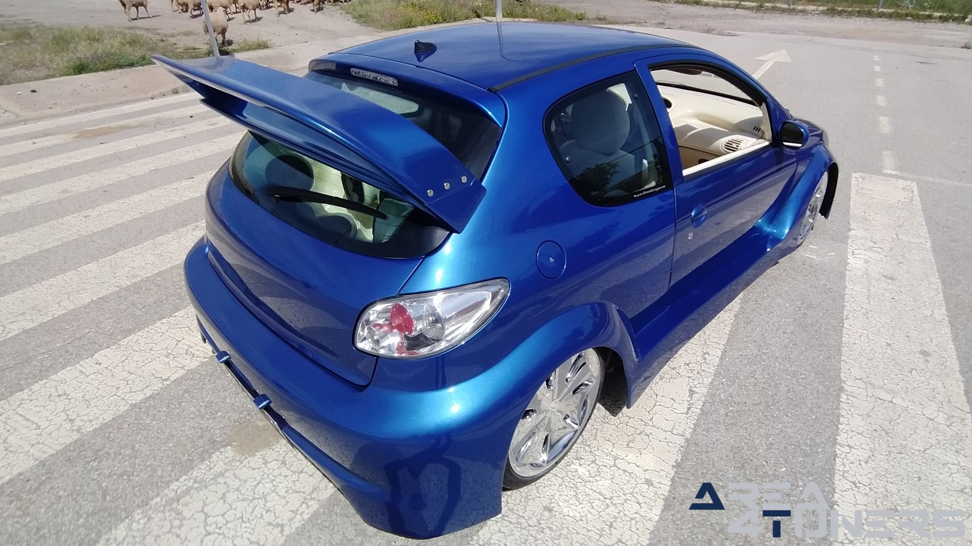 Imagen reportaje coche Tuning Peugeot 206 La Canica Azul Imagen perteneciente al reportaje de coche Tuning, de la revista Area4tuners sobre un Peugeot 206