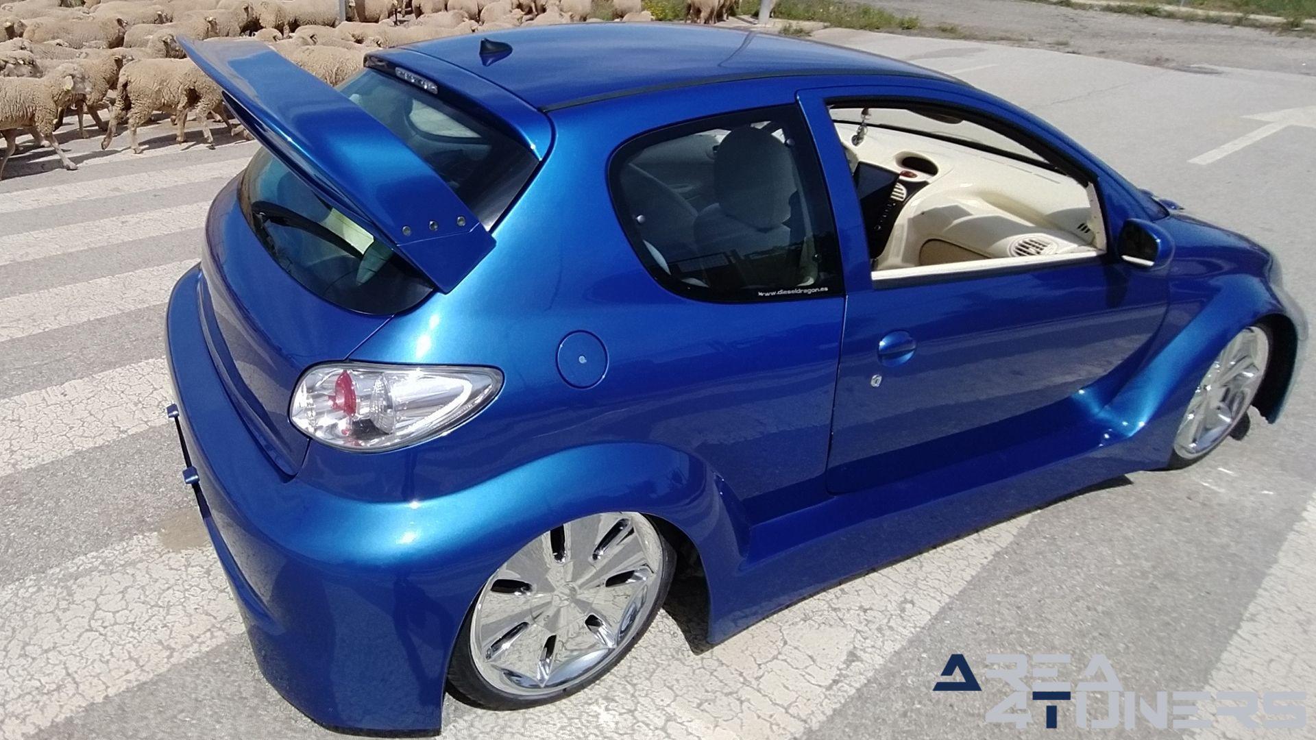 Imagen reportaje coche Tuning Peugeot 206 La Canica Azul Imagen perteneciente al reportaje de coche Tuning, de la revista Area4tuners sobre un Peugeot 206