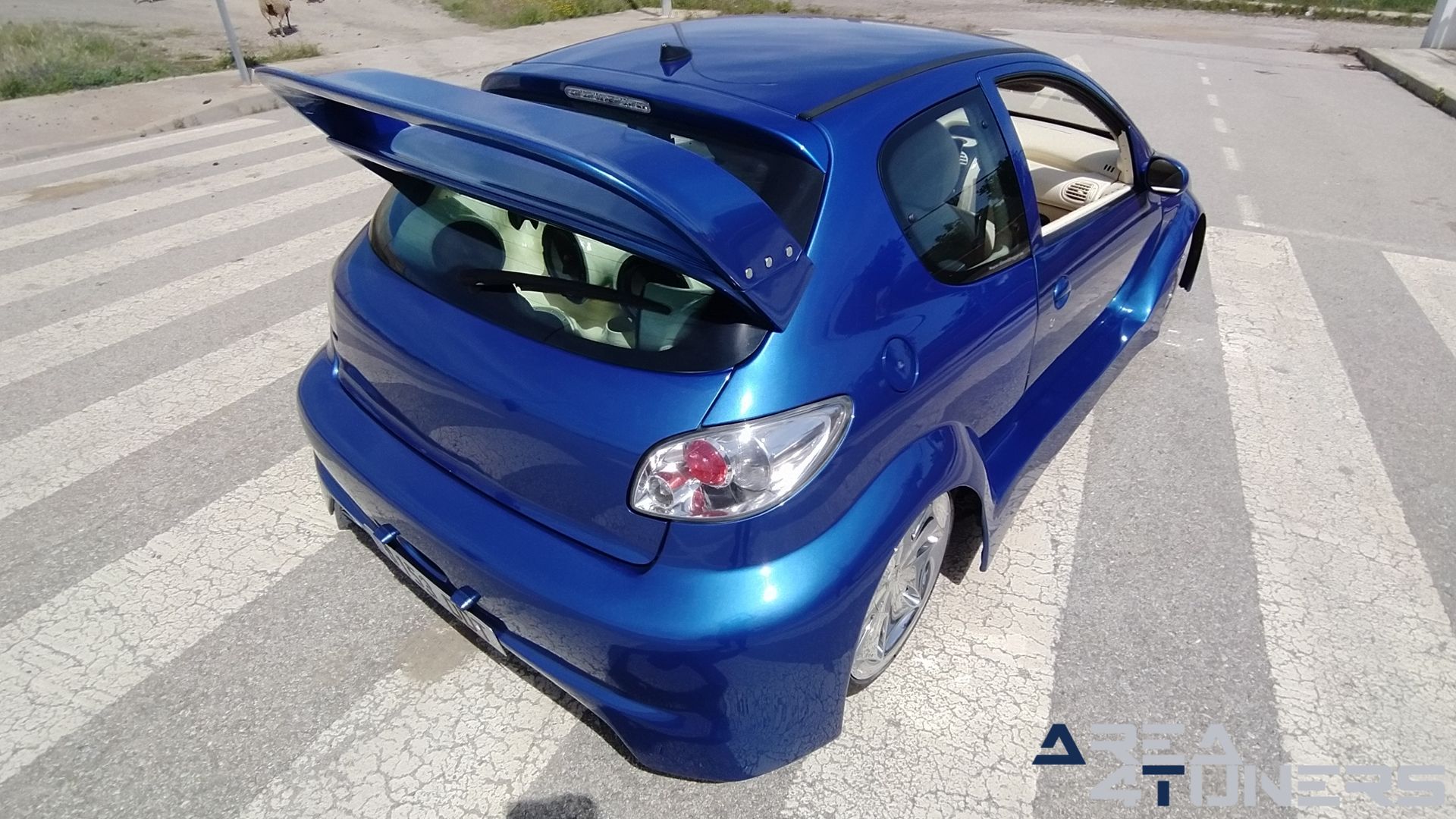 Imagen reportaje coche Tuning Peugeot 206 La Canica Azul Imagen perteneciente al reportaje de coche Tuning, de la revista Area4tuners sobre un Peugeot 206