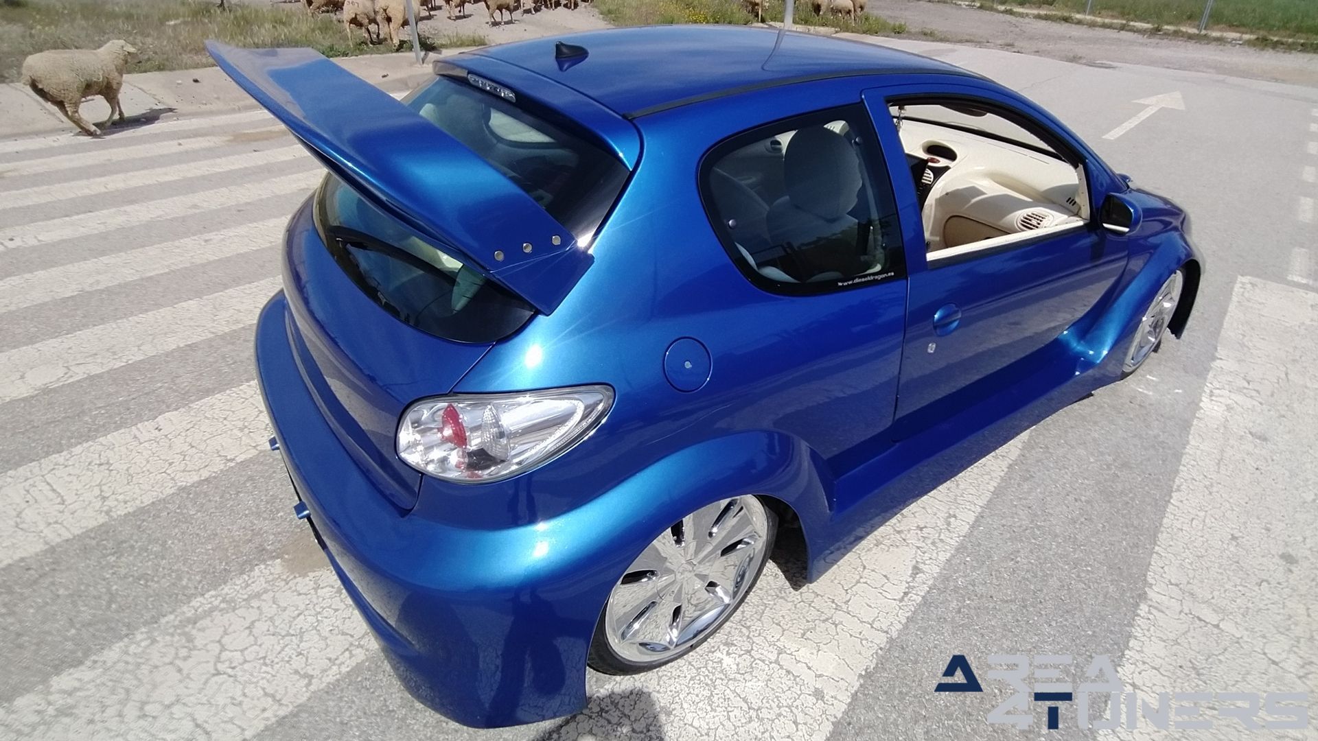 Imagen reportaje coche Tuning Peugeot 206 La Canica Azul Imagen perteneciente al reportaje de coche Tuning, de la revista Area4tuners sobre un Peugeot 206