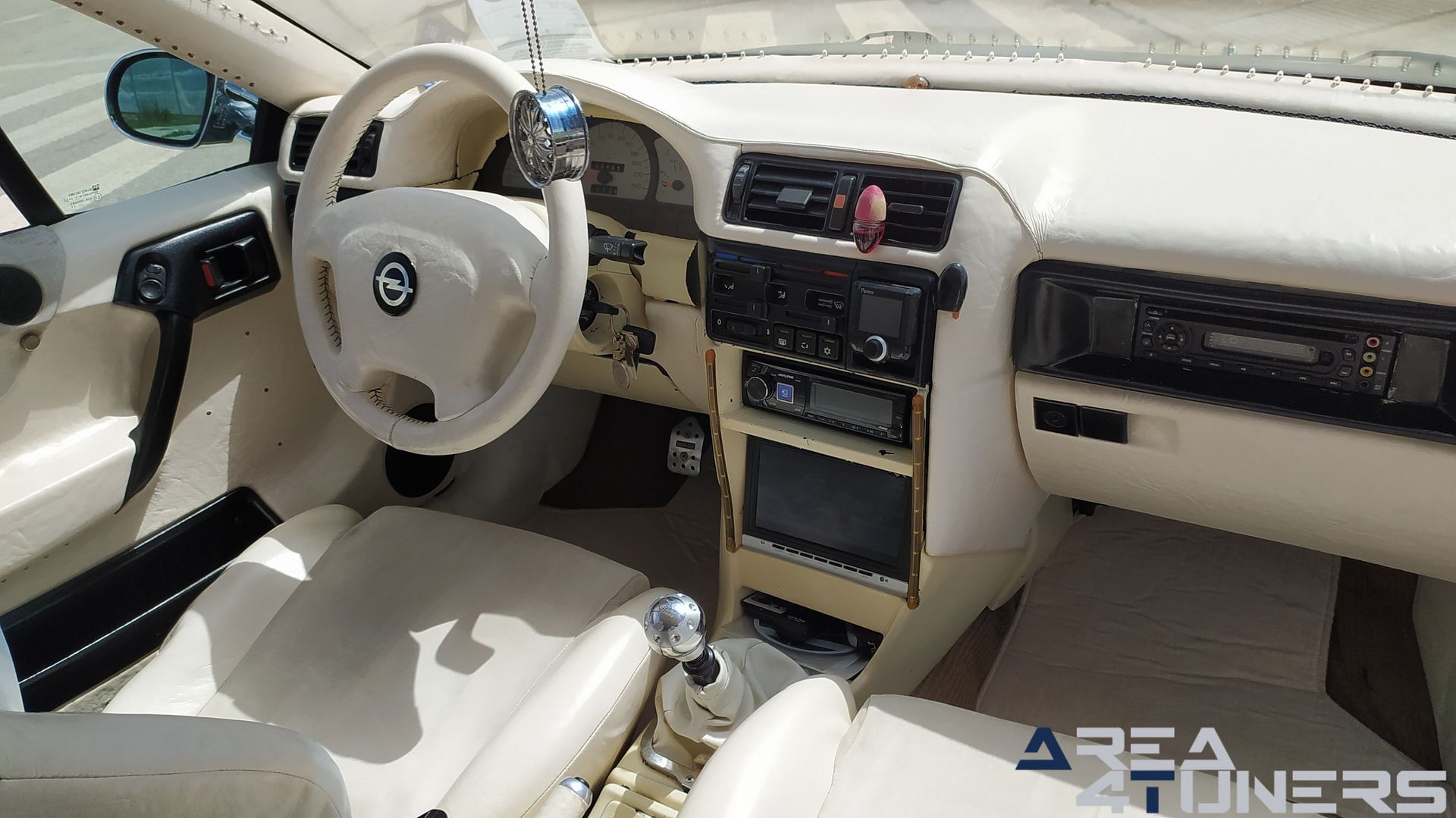 Imagen reportaje coche Tuning Opel Calibra Alligator Imagen perteneciente al reportaje de coche Tuning, de la revista Area4tuners sobre un Opel Calibra