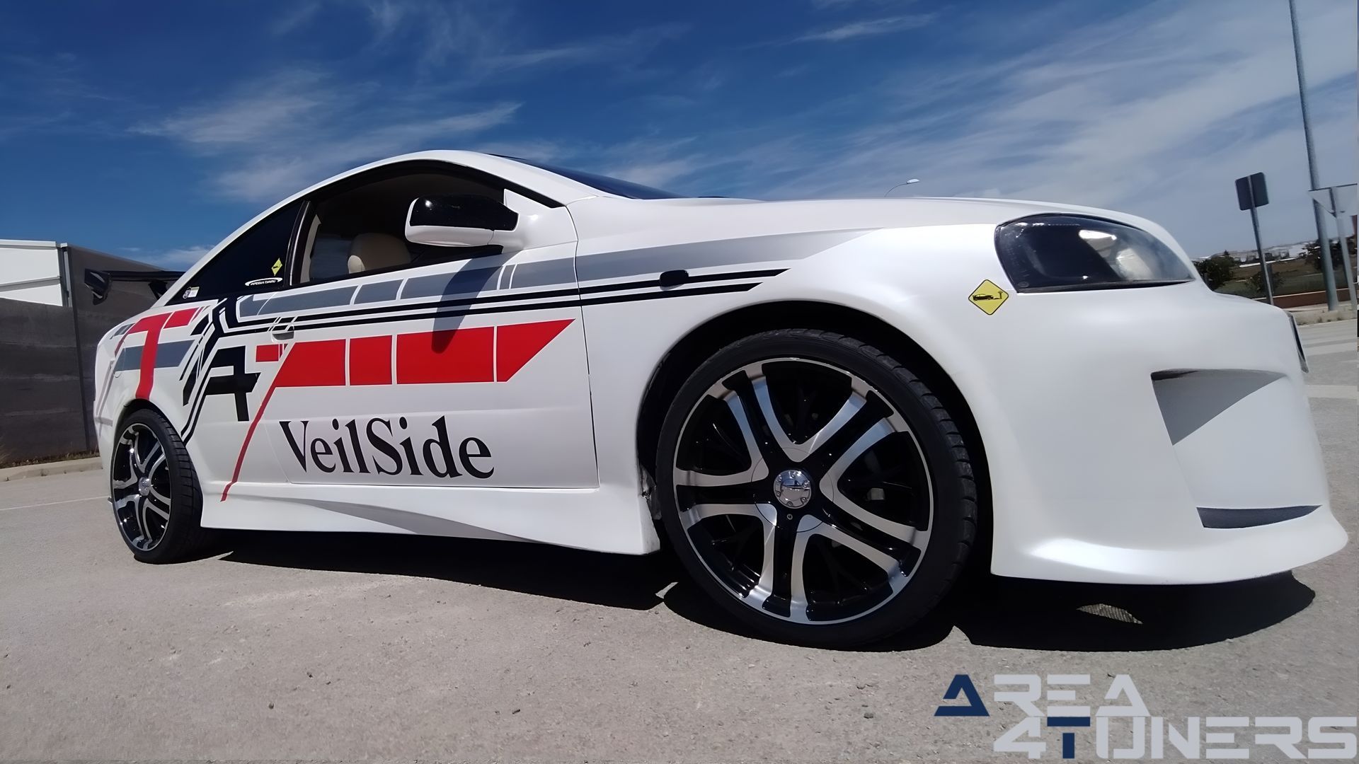 Imagen reportaje coche Tuning Opel Astra Veil Side Imagen perteneciente al reportaje de coche Tuning, de la revista Area4tuners sobre un Opel Astra Bertone