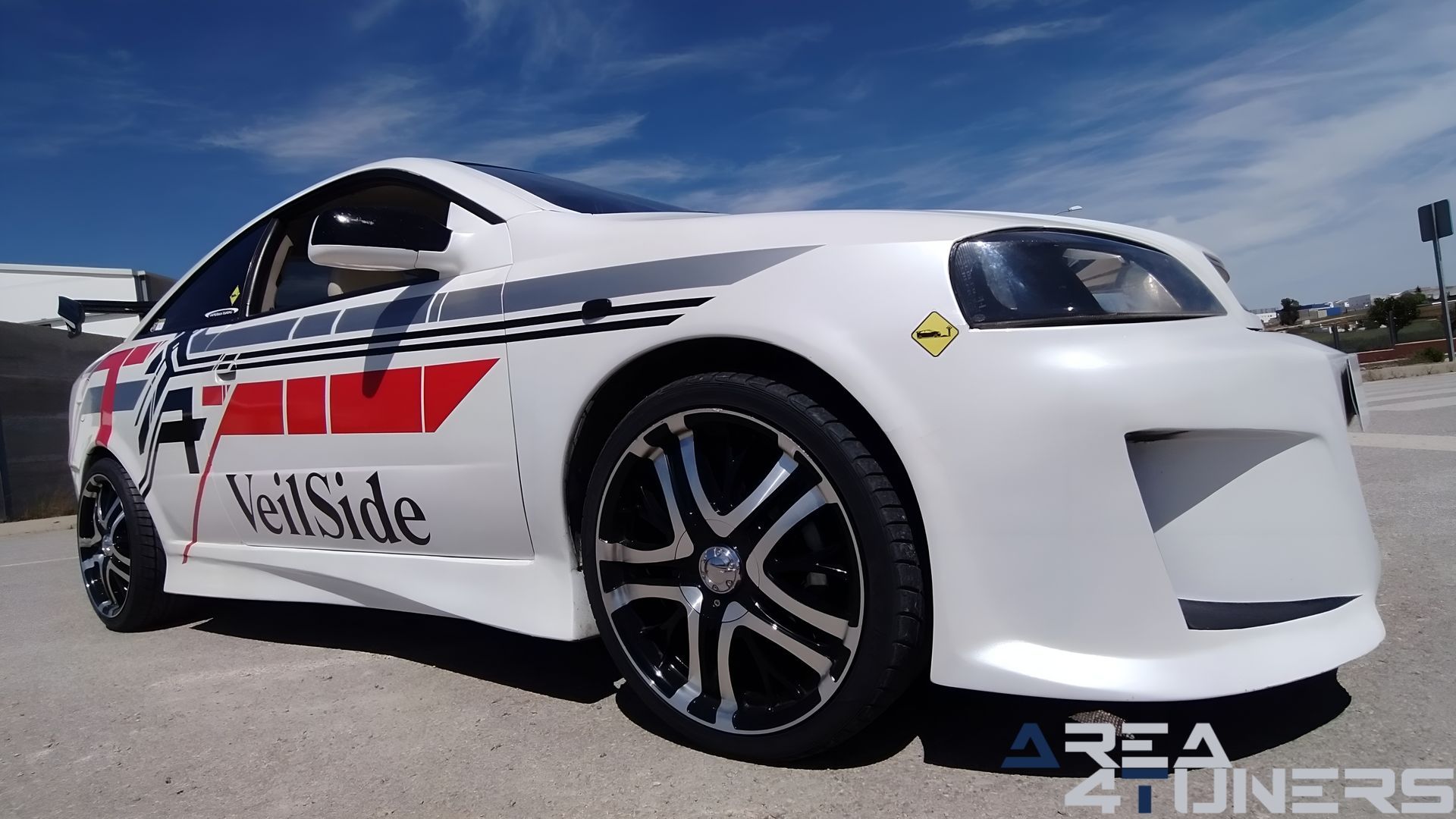 Imagen reportaje coche Tuning Opel Astra Veil Side Imagen perteneciente al reportaje de coche Tuning, de la revista Area4tuners sobre un Opel Astra Bertone