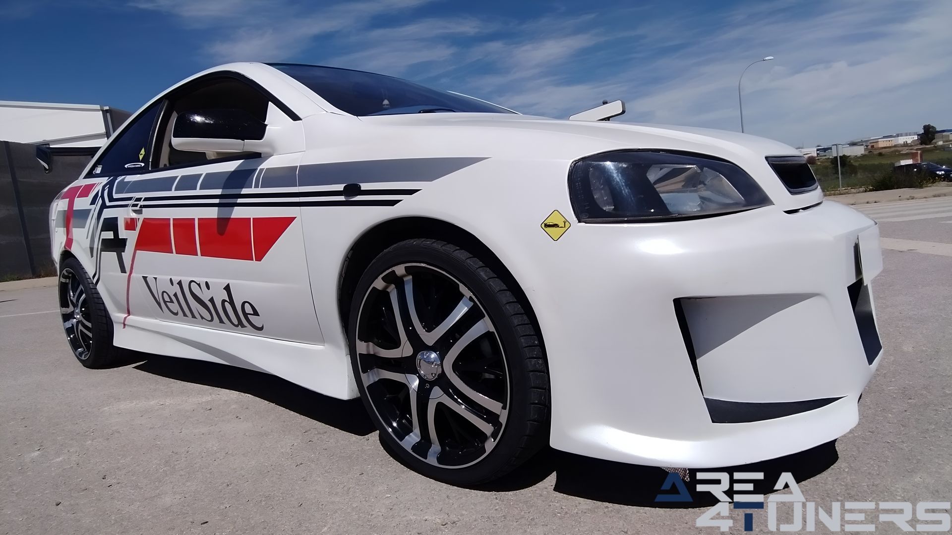 Imagen reportaje coche Tuning Opel Astra Veil Side Imagen perteneciente al reportaje de coche Tuning, de la revista Area4tuners sobre un Opel Astra Bertone