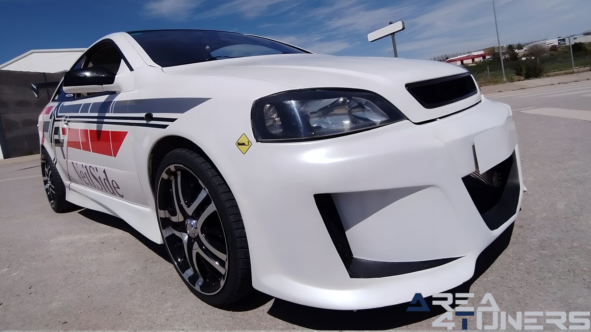 Imagen reportaje coche Tuning Opel Astra Veil Side Imagen perteneciente al reportaje de coche Tuning, de la revista Area4tuners sobre un Opel Astra Bertone