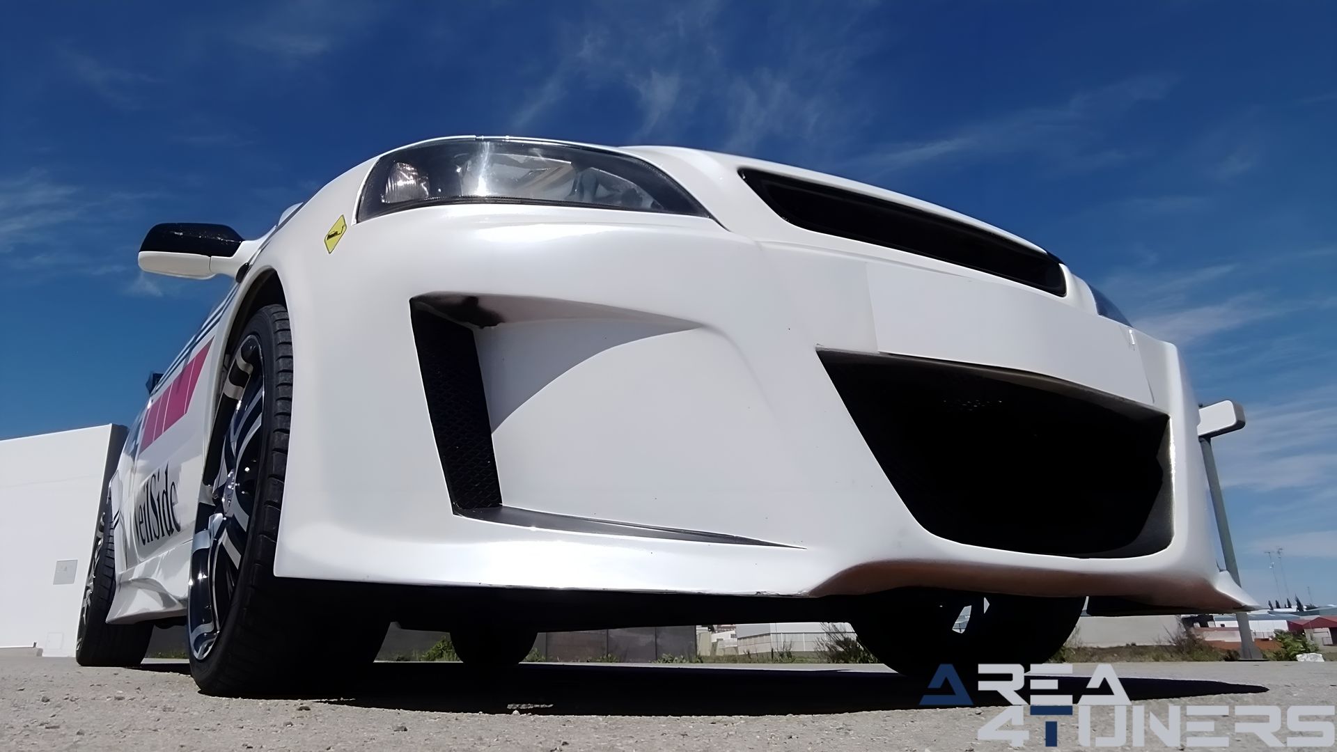 Imagen reportaje coche Tuning Opel Astra Veil Side Imagen perteneciente al reportaje de coche Tuning, de la revista Area4tuners sobre un Opel Astra Bertone