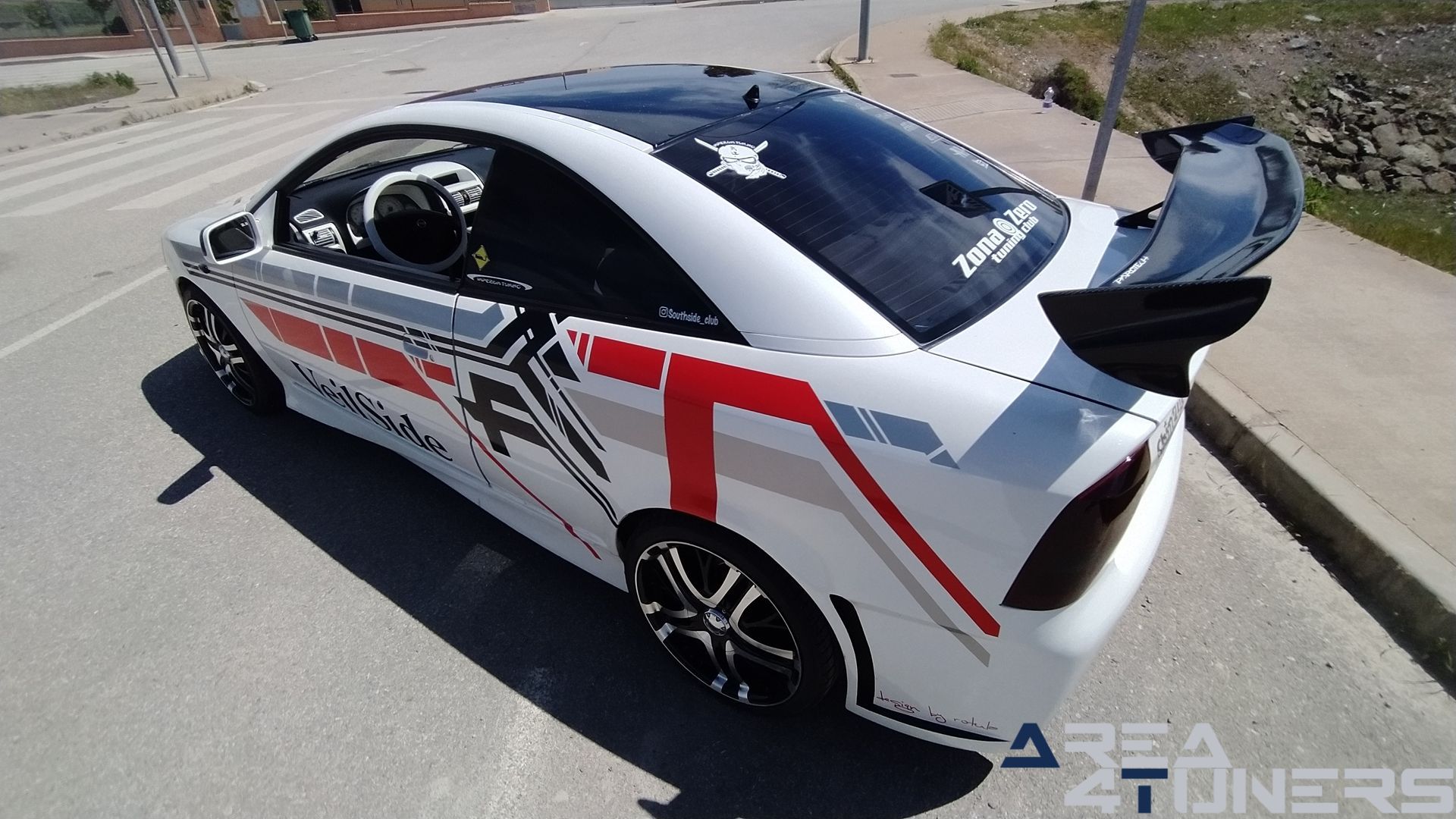 Imagen reportaje coche Tuning Opel Astra Veil Side Imagen perteneciente al reportaje de coche Tuning, de la revista Area4tuners sobre un Opel Astra Bertone