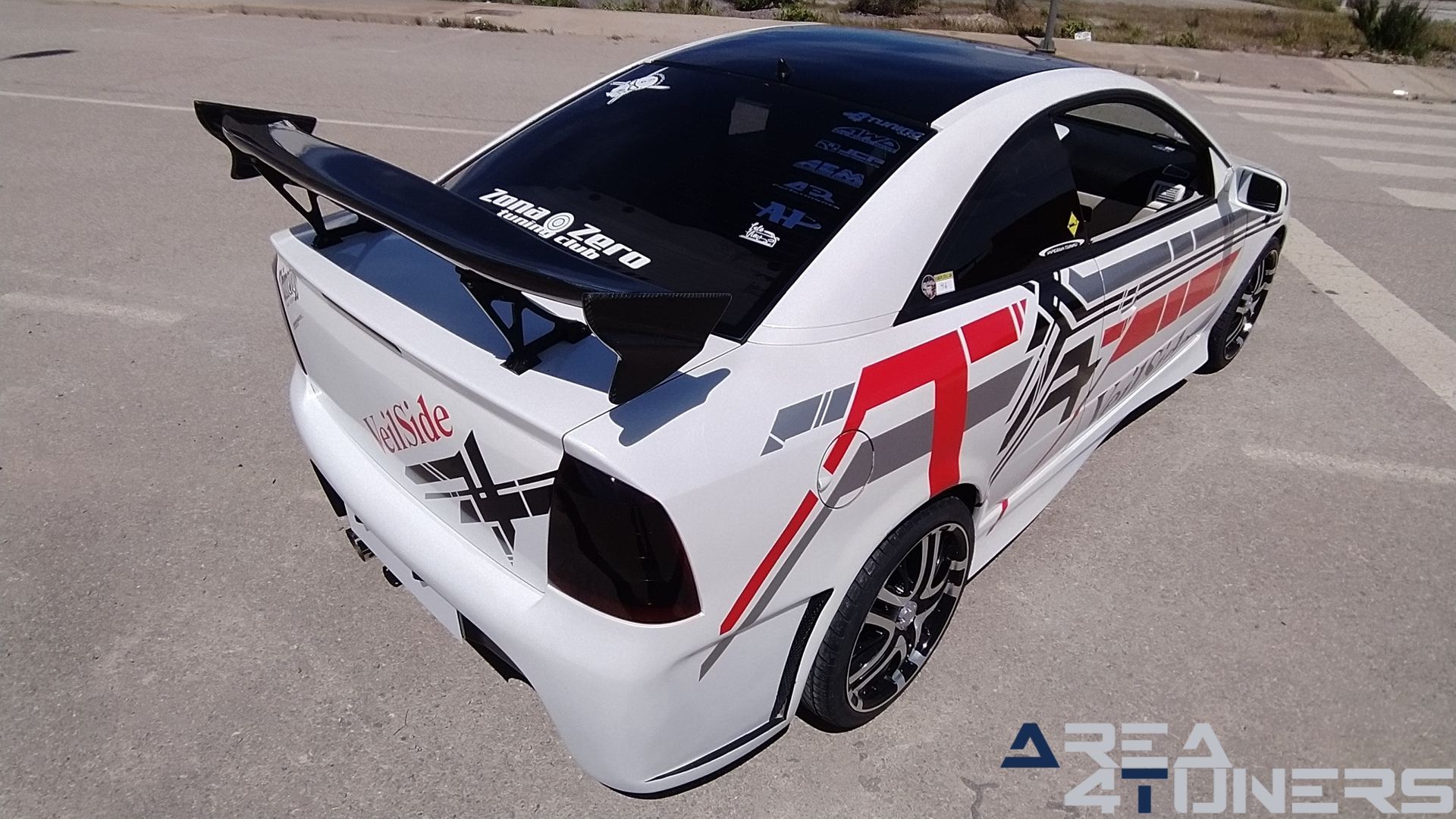 Imagen reportaje coche Tuning Opel Astra Veil Side Imagen perteneciente al reportaje de coche Tuning, de la revista Area4tuners sobre un Opel Astra Bertone