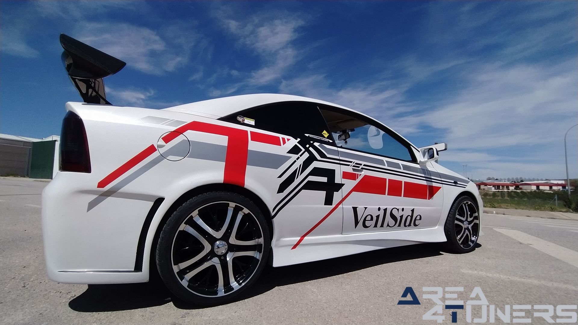 Imagen reportaje coche Tuning Opel Astra Veil Side Imagen perteneciente al reportaje de coche Tuning, de la revista Area4tuners sobre un Opel Astra Bertone