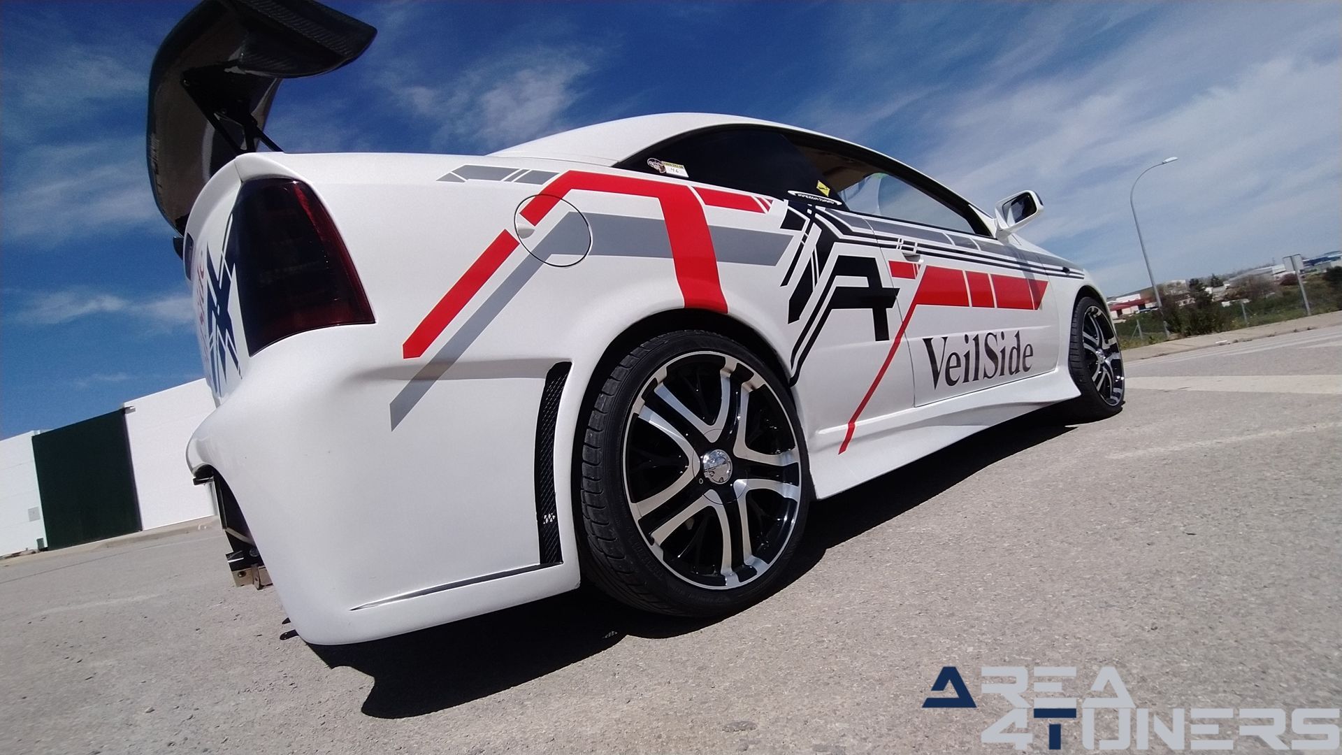 Imagen reportaje coche Tuning Opel Astra Veil Side Imagen perteneciente al reportaje de coche Tuning, de la revista Area4tuners sobre un Opel Astra Bertone