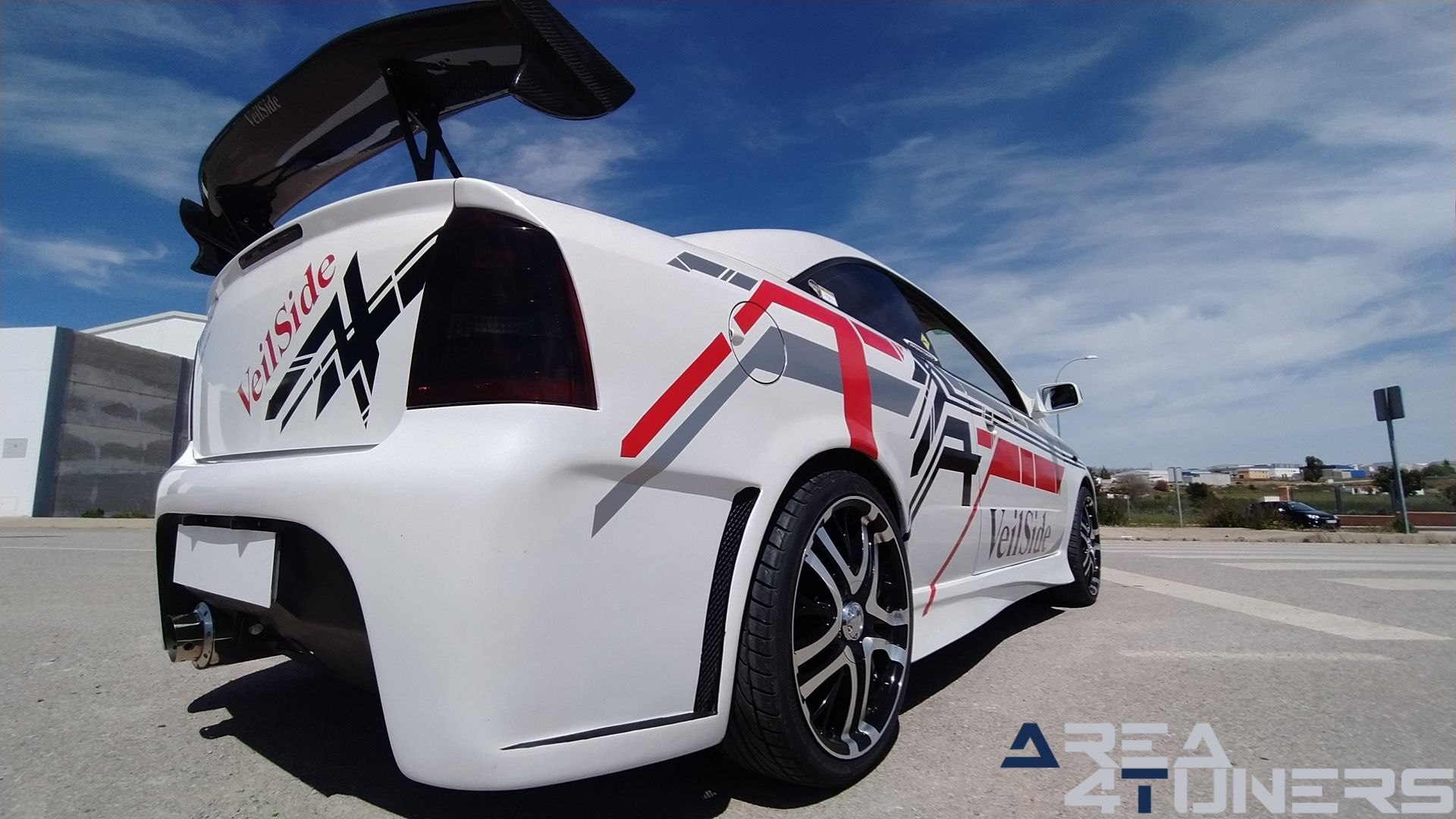 Imagen reportaje coche Tuning Opel Astra Veil Side Imagen perteneciente al reportaje de coche Tuning, de la revista Area4tuners sobre un Opel Astra Bertone