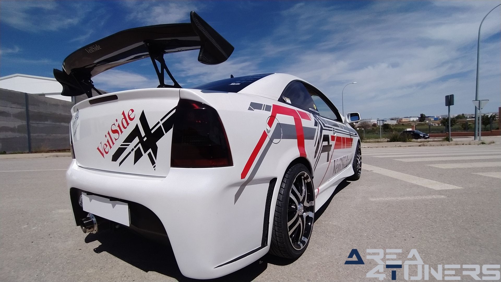 Imagen reportaje coche Tuning Opel Astra Veil Side Imagen perteneciente al reportaje de coche Tuning, de la revista Area4tuners sobre un Opel Astra Bertone