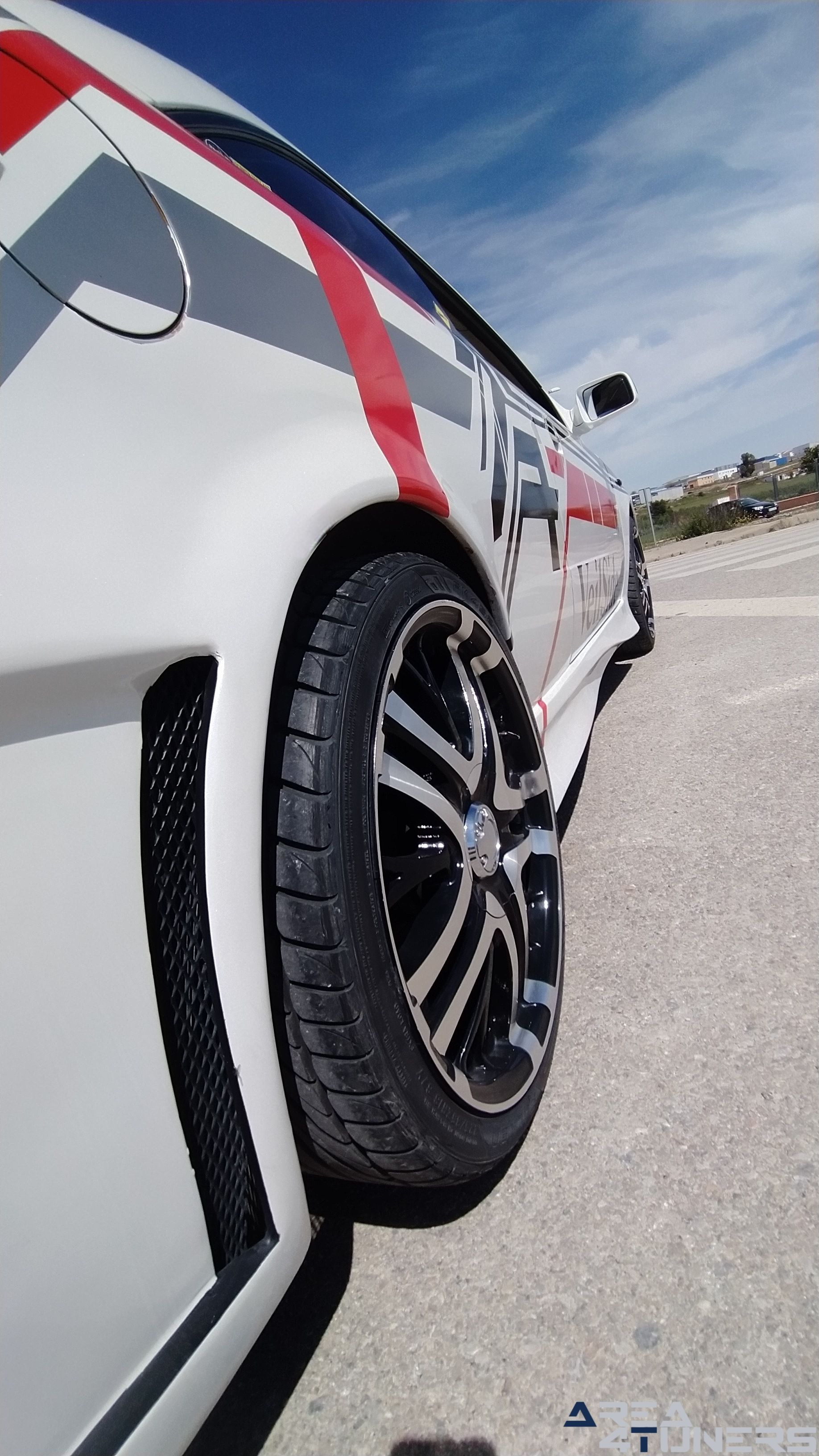 Imagen reportaje coche Tuning Opel Astra Veil Side Imagen perteneciente al reportaje de coche Tuning, de la revista Area4tuners sobre un Opel Astra Bertone