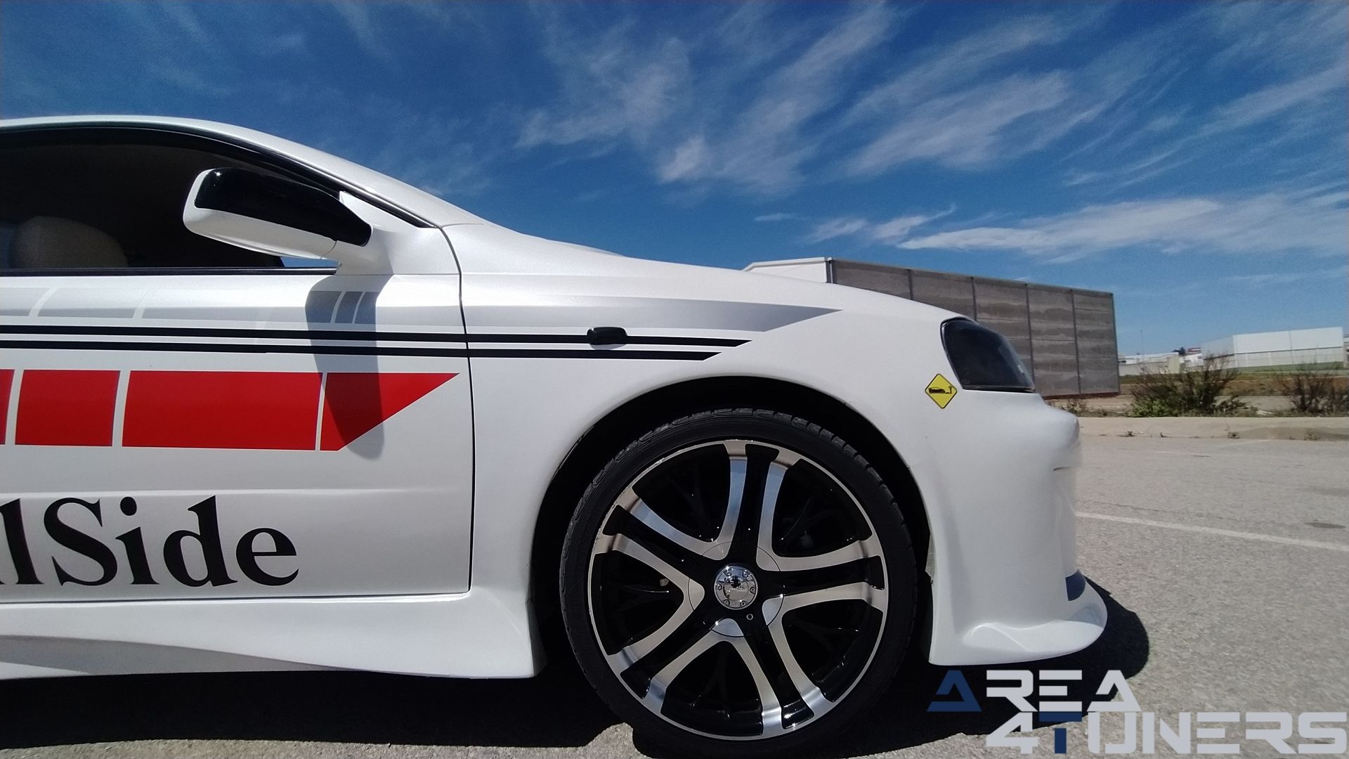 Imagen reportaje coche Tuning Opel Astra Veil Side Imagen perteneciente al reportaje de coche Tuning, de la revista Area4tuners sobre un Opel Astra Bertone