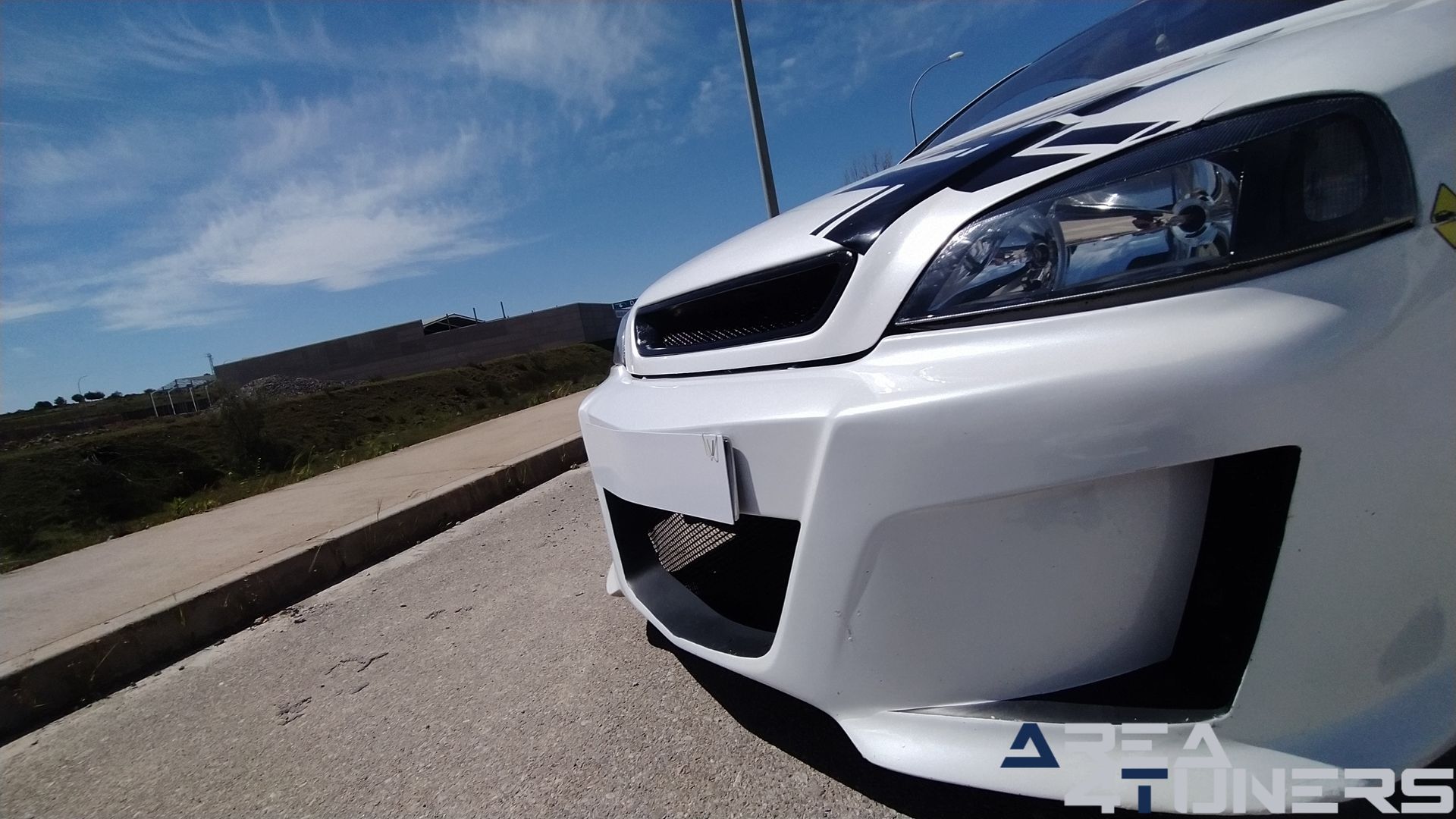 Imagen reportaje coche Tuning Opel Astra Veil Side Imagen perteneciente al reportaje de coche Tuning, de la revista Area4tuners sobre un Opel Astra Bertone