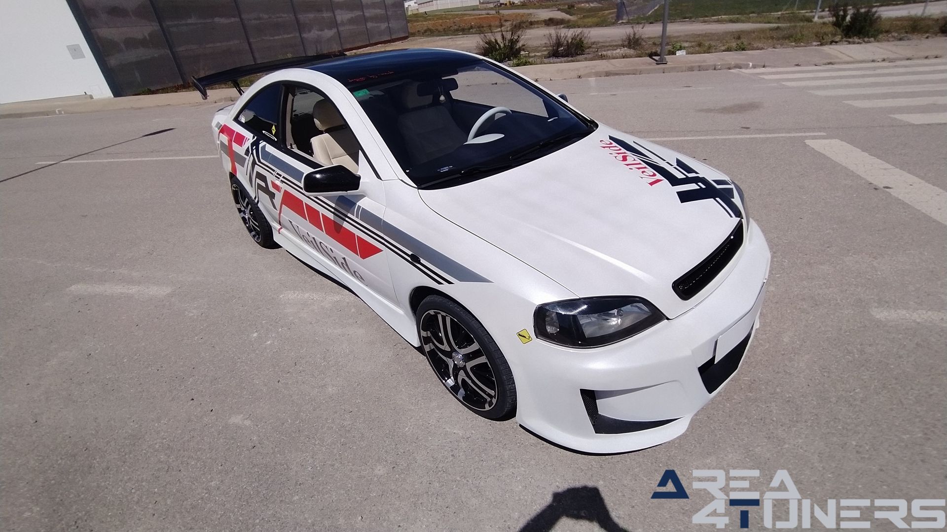 Imagen reportaje coche Tuning Opel Astra Veil Side Imagen perteneciente al reportaje de coche Tuning, de la revista Area4tuners sobre un Opel Astra Bertone
