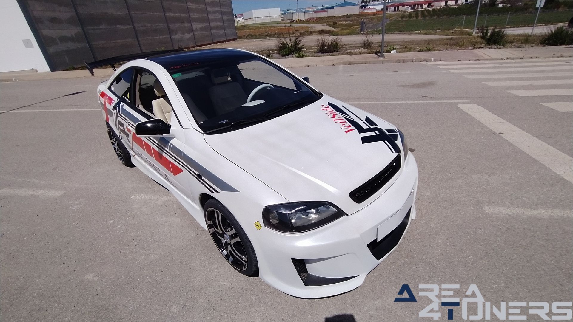 Imagen reportaje coche Tuning Opel Astra Veil Side Imagen perteneciente al reportaje de coche Tuning, de la revista Area4tuners sobre un Opel Astra Bertone