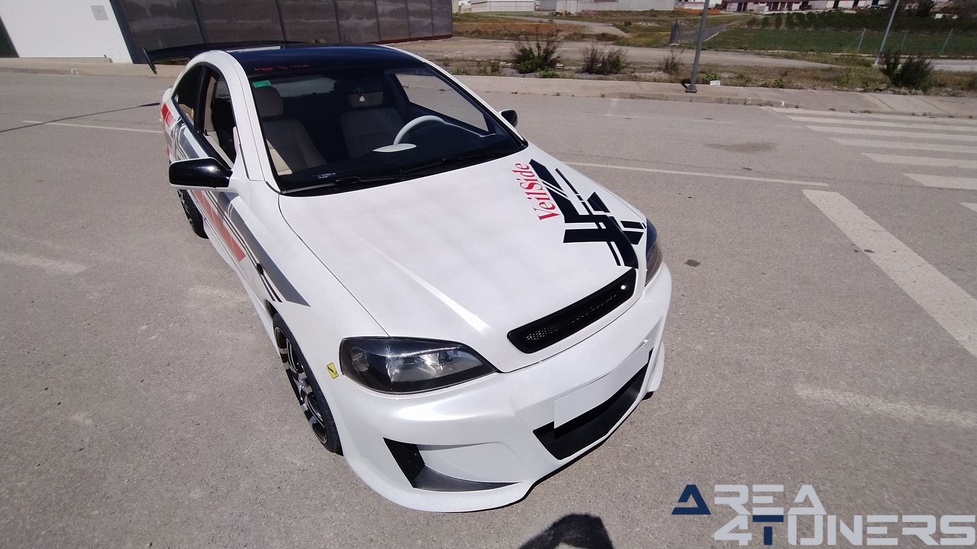 Imagen reportaje coche Tuning Opel Astra Veil Side Imagen perteneciente al reportaje de coche Tuning, de la revista Area4tuners sobre un Opel Astra Bertone