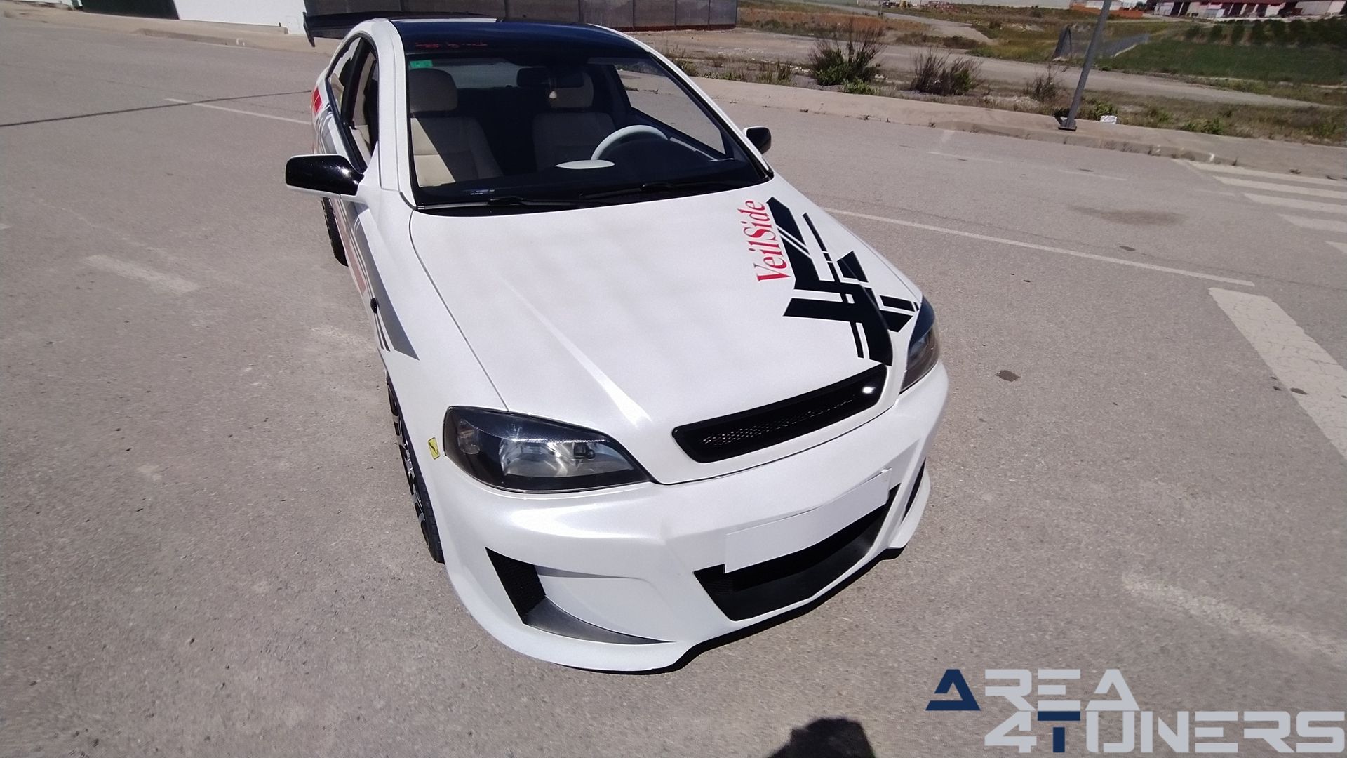 Imagen reportaje coche Tuning Opel Astra Veil Side Imagen perteneciente al reportaje de coche Tuning, de la revista Area4tuners sobre un Opel Astra Bertone