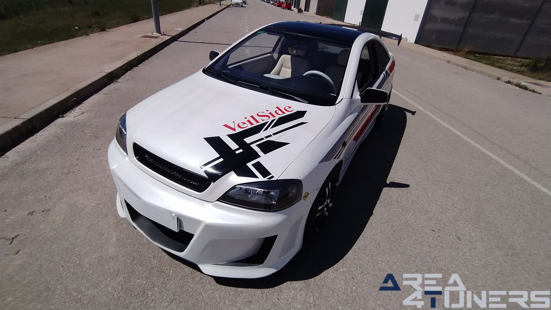 Imagen reportaje coche Tuning Opel Astra Veil Side Imagen perteneciente al reportaje de coche Tuning, de la revista Area4tuners sobre un Opel Astra Bertone