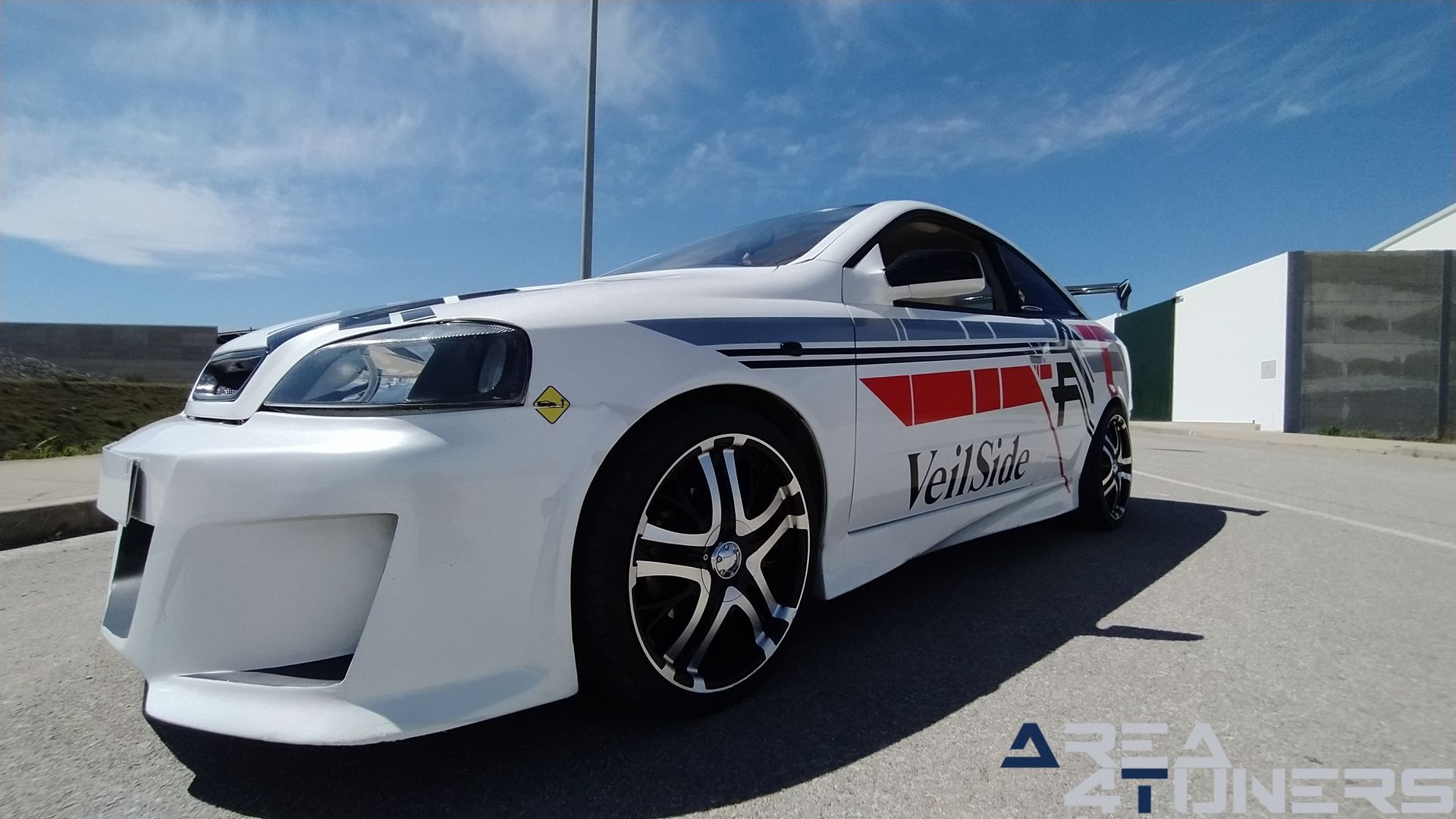 Imagen reportaje coche Tuning Opel Astra Veil Side Imagen perteneciente al reportaje de coche Tuning, de la revista Area4tuners sobre un Opel Astra Bertone