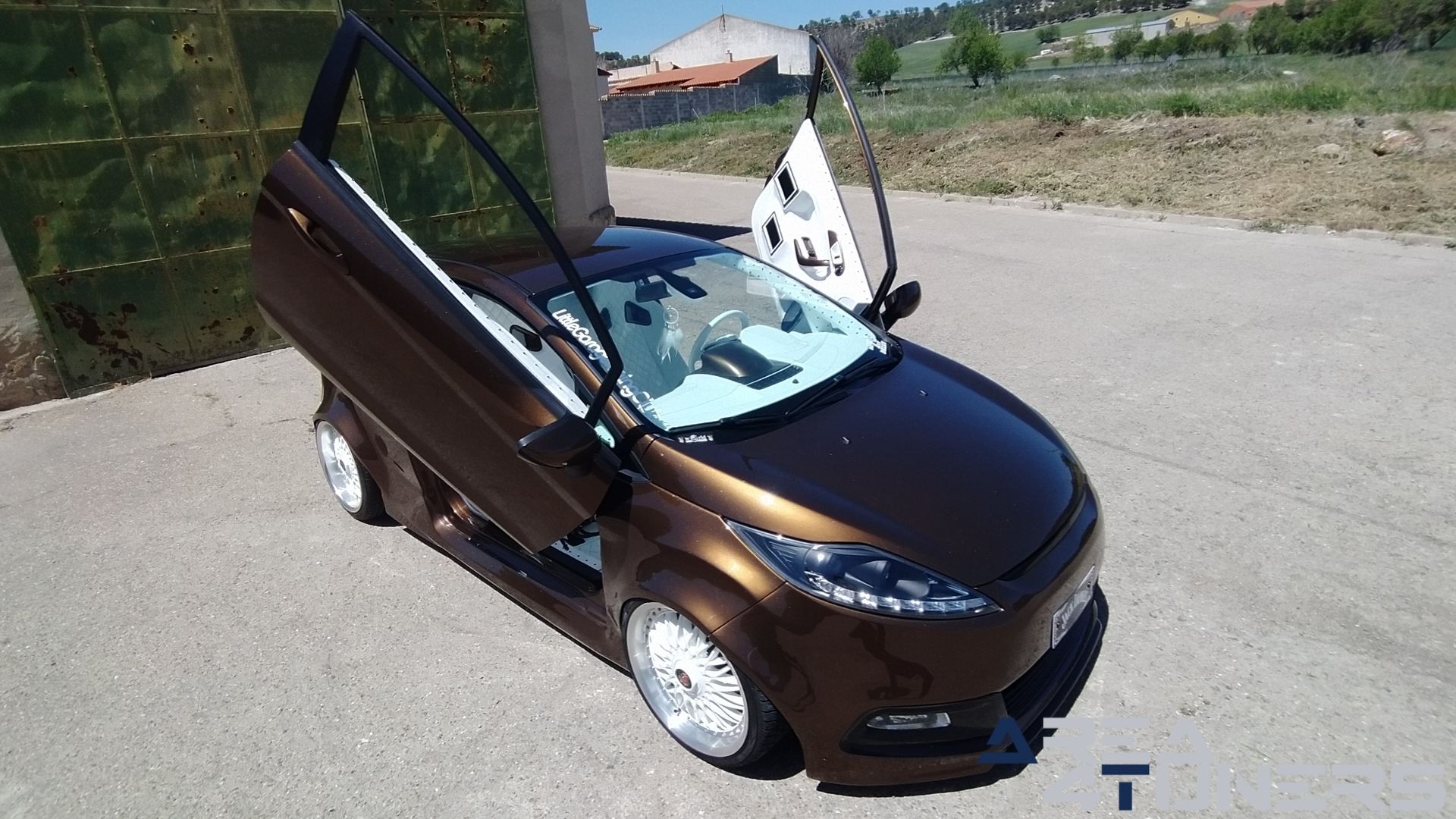 Imagen reportaje coche Tuning Ford Fiesta Jack Daniel's Imagen perteneciente al reportaje de coche Tuning, de la revista Area4tuners sobre un Ford Fiesta