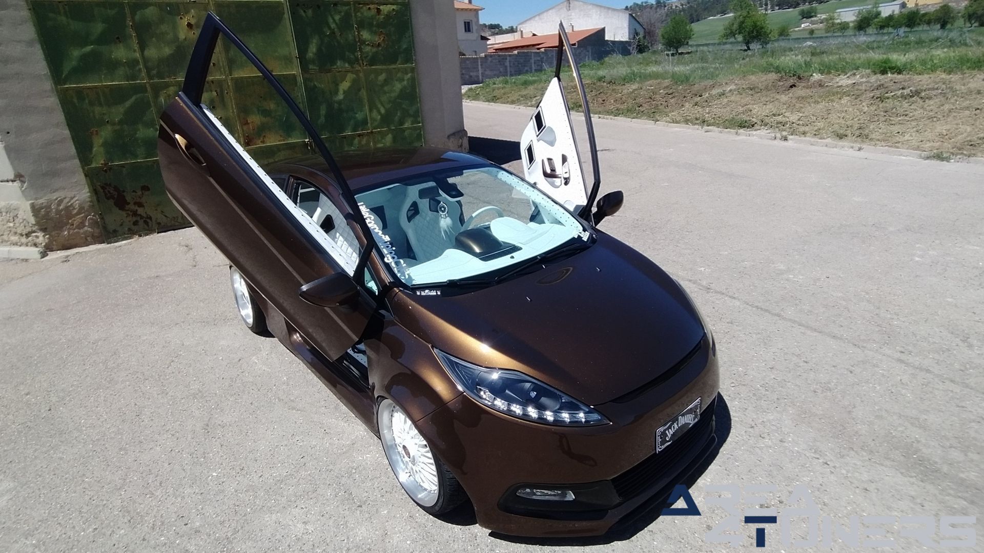Imagen reportaje coche Tuning Ford Fiesta Jack Daniel's Imagen perteneciente al reportaje de coche Tuning, de la revista Area4tuners sobre un Ford Fiesta