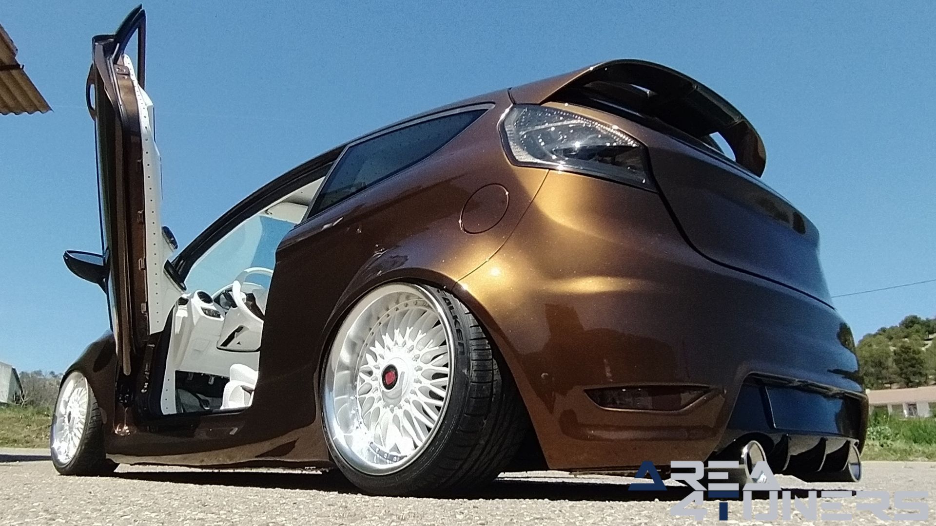 Imagen reportaje coche Tuning Ford Fiesta Jack Daniel's Imagen perteneciente al reportaje de coche Tuning, de la revista Area4tuners sobre un Ford Fiesta