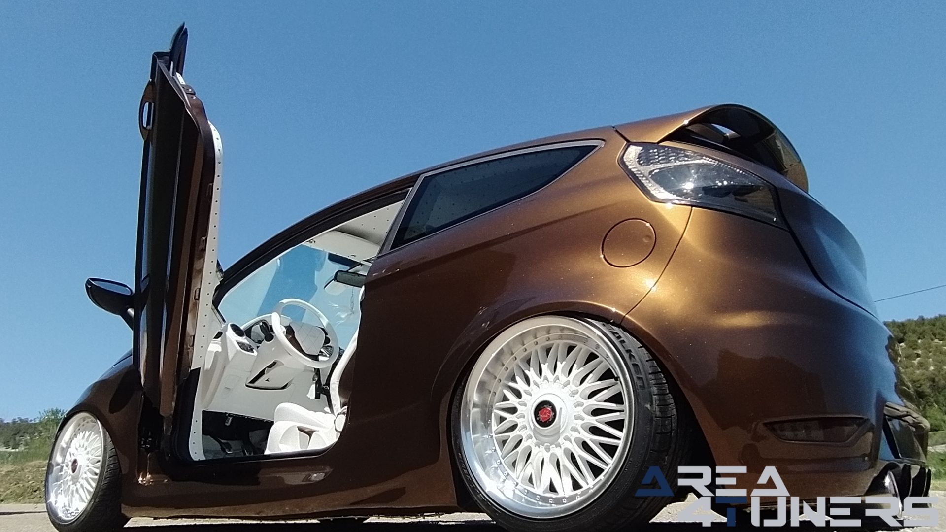 Imagen reportaje coche Tuning Ford Fiesta Jack Daniel's Imagen perteneciente al reportaje de coche Tuning, de la revista Area4tuners sobre un Ford Fiesta