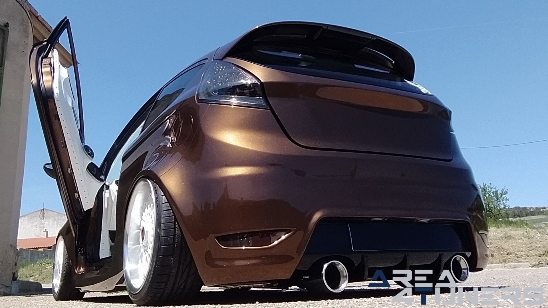 Imagen reportaje coche Tuning Ford Fiesta Jack Daniel's Imagen perteneciente al reportaje de coche Tuning, de la revista Area4tuners sobre un Ford Fiesta