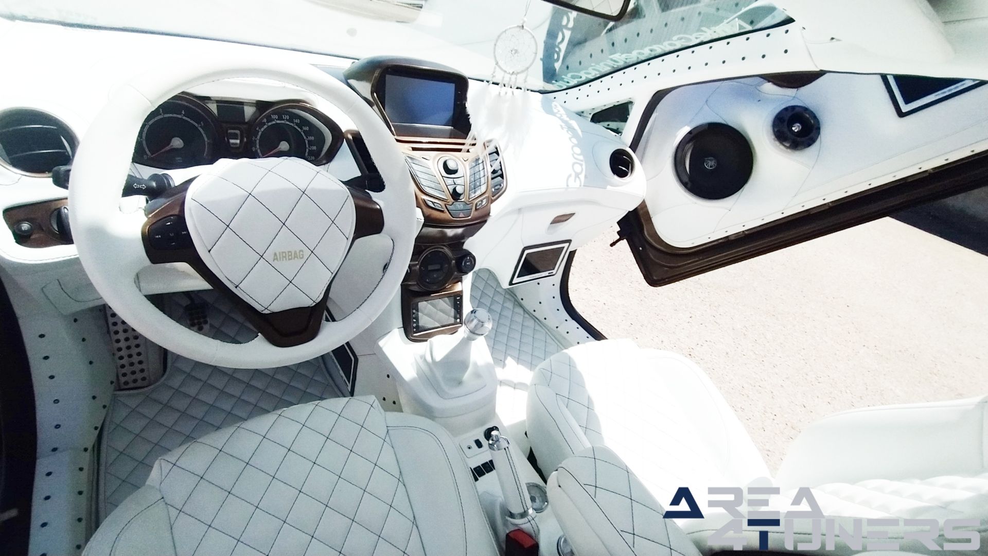 Imagen reportaje coche Tuning Ford Fiesta Jack Daniel's Imagen perteneciente al reportaje de coche Tuning, de la revista Area4tuners sobre un Ford Fiesta