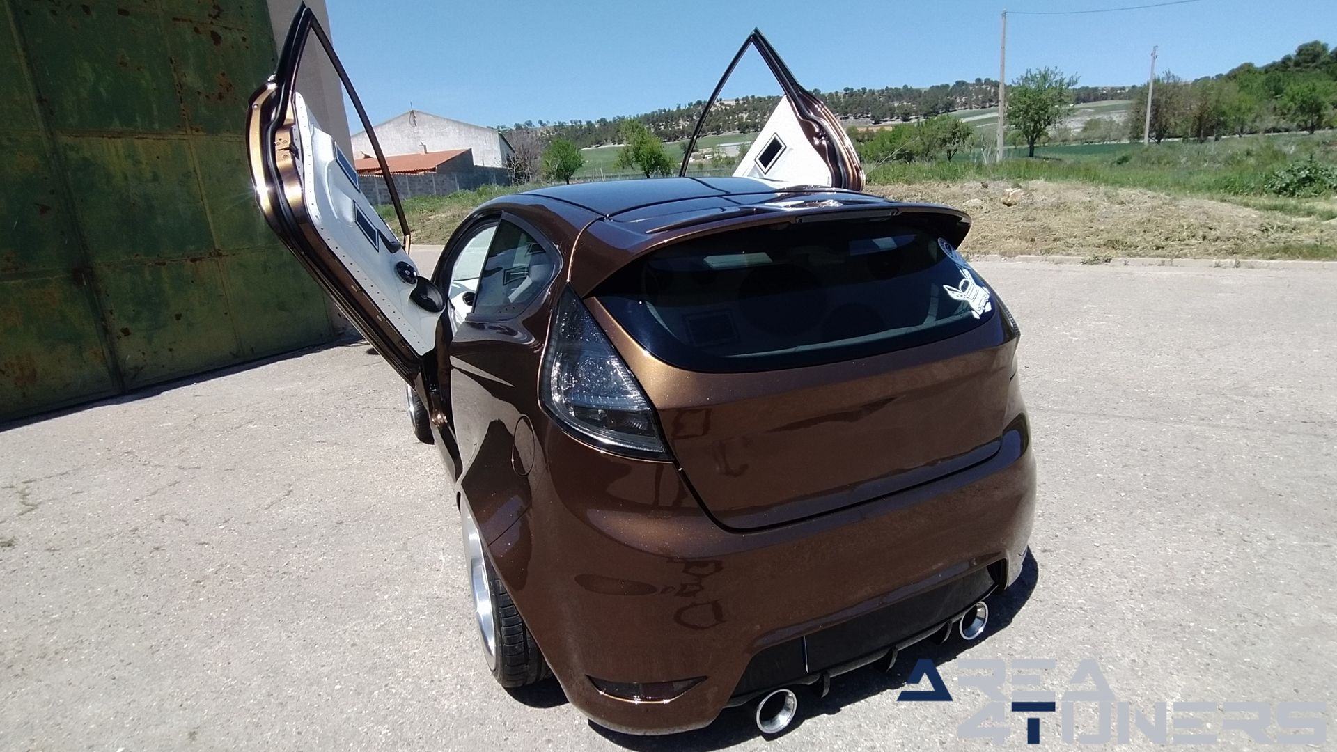 Imagen reportaje coche Tuning Ford Fiesta Jack Daniel's Imagen perteneciente al reportaje de coche Tuning, de la revista Area4tuners sobre un Ford Fiesta