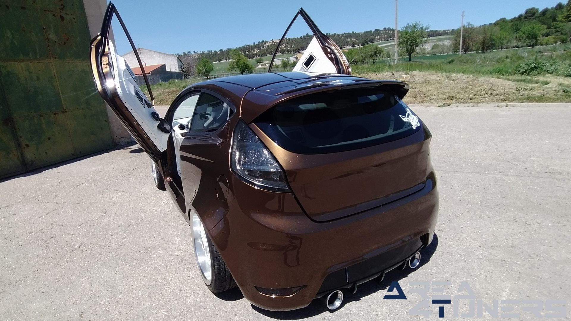 Imagen reportaje coche Tuning Ford Fiesta Jack Daniel's Imagen perteneciente al reportaje de coche Tuning, de la revista Area4tuners sobre un Ford Fiesta