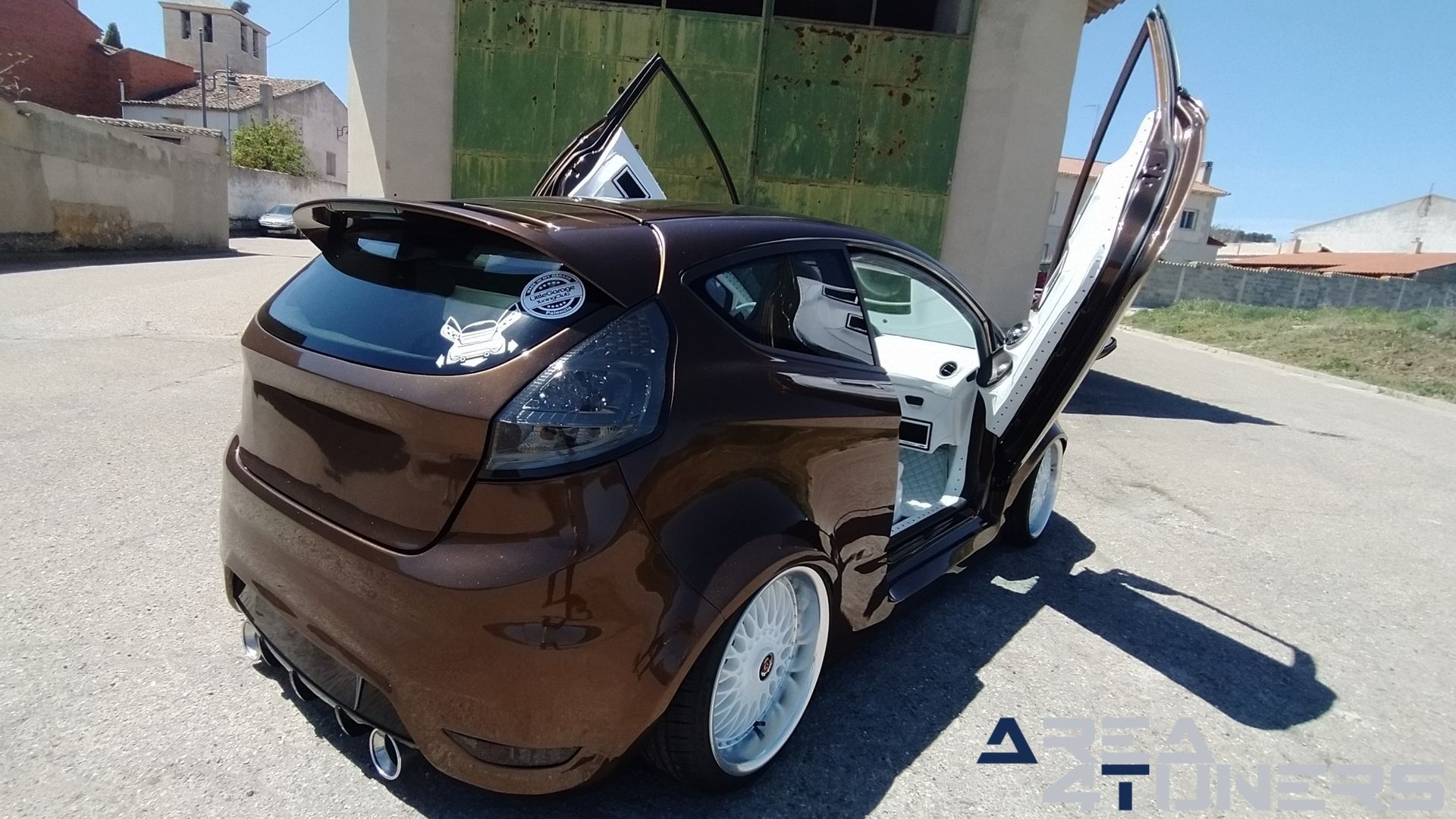 Imagen reportaje coche Tuning Ford Fiesta Jack Daniel's Imagen perteneciente al reportaje de coche Tuning, de la revista Area4tuners sobre un Ford Fiesta