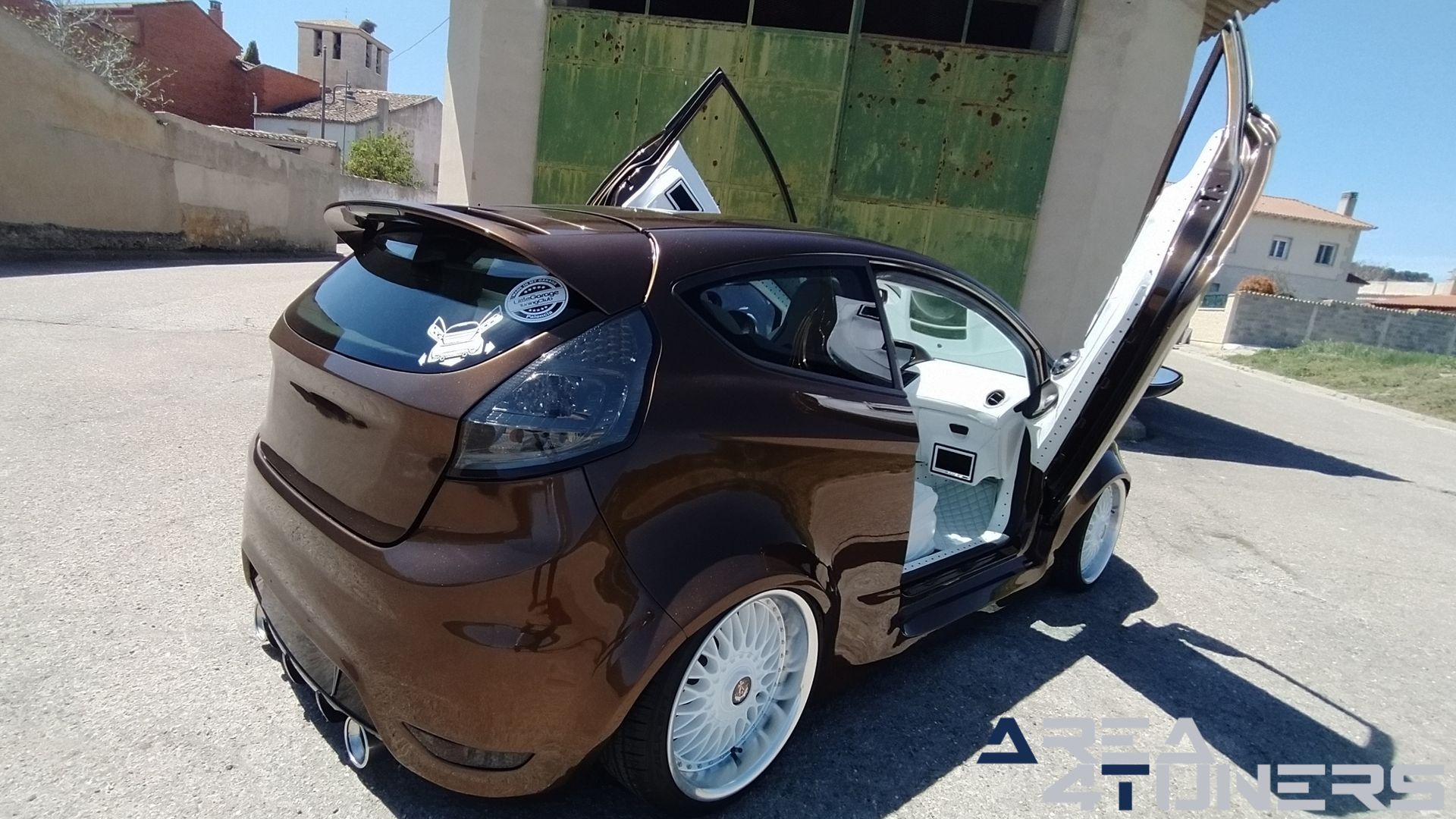 Imagen reportaje coche Tuning Ford Fiesta Jack Daniel's Imagen perteneciente al reportaje de coche Tuning, de la revista Area4tuners sobre un Ford Fiesta