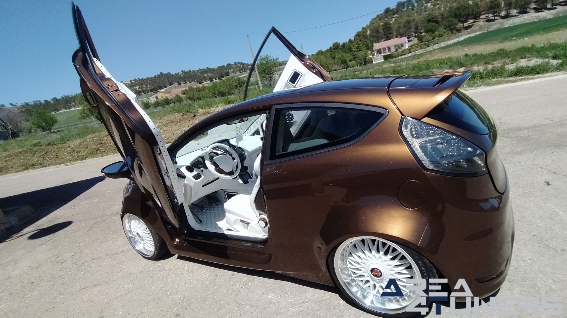 Imagen reportaje coche Tuning Ford Fiesta Jack Daniel's Imagen perteneciente al reportaje de coche Tuning, de la revista Area4tuners sobre un Ford Fiesta