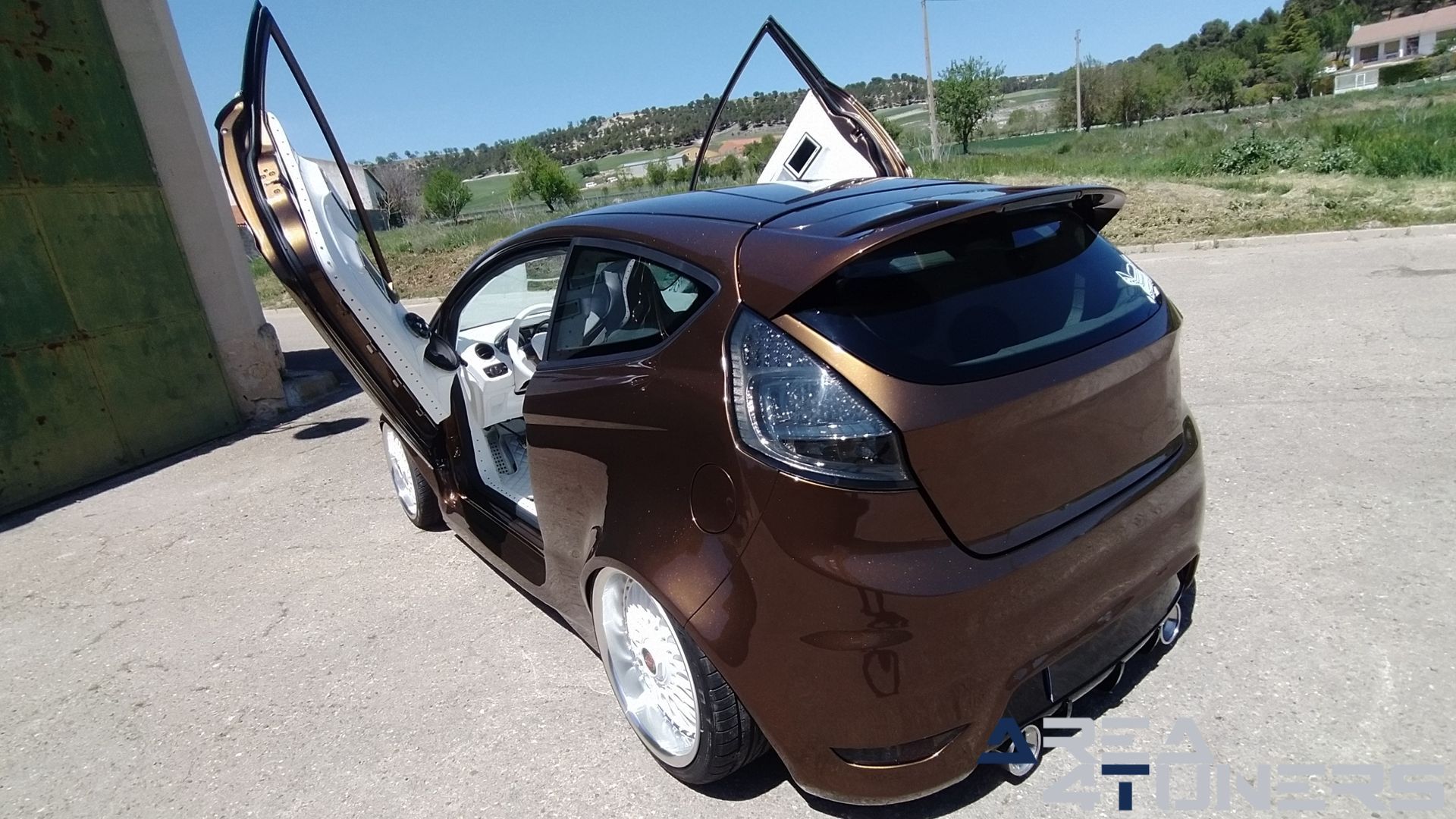 Imagen reportaje coche Tuning Renault Clio The Peach Imagen perteneciente al reportaje de coche Tuning, de la revista Area4tuners sobre un Ford Fiesta