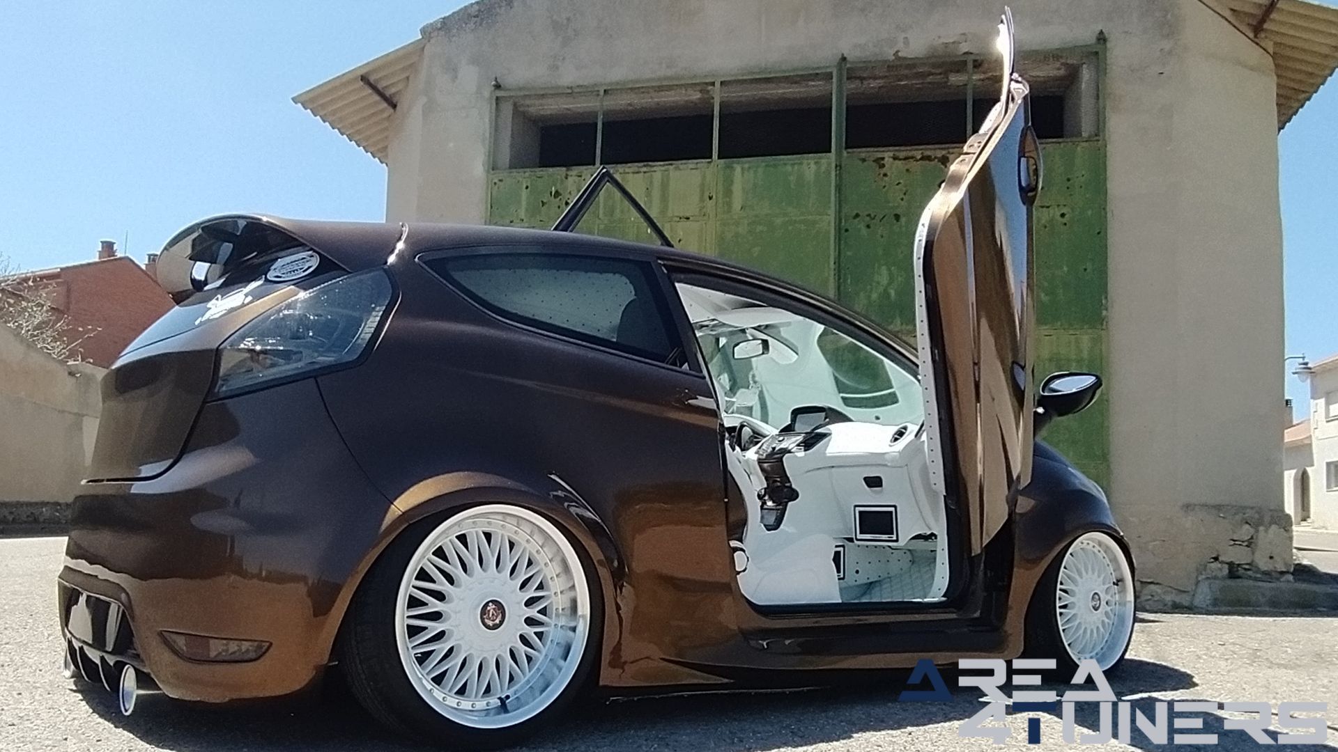 Imagen reportaje coche Tuning Ford Fiesta Jack Daniel's Imagen perteneciente al reportaje de coche Tuning, de la revista Area4tuners sobre un Ford Fiesta