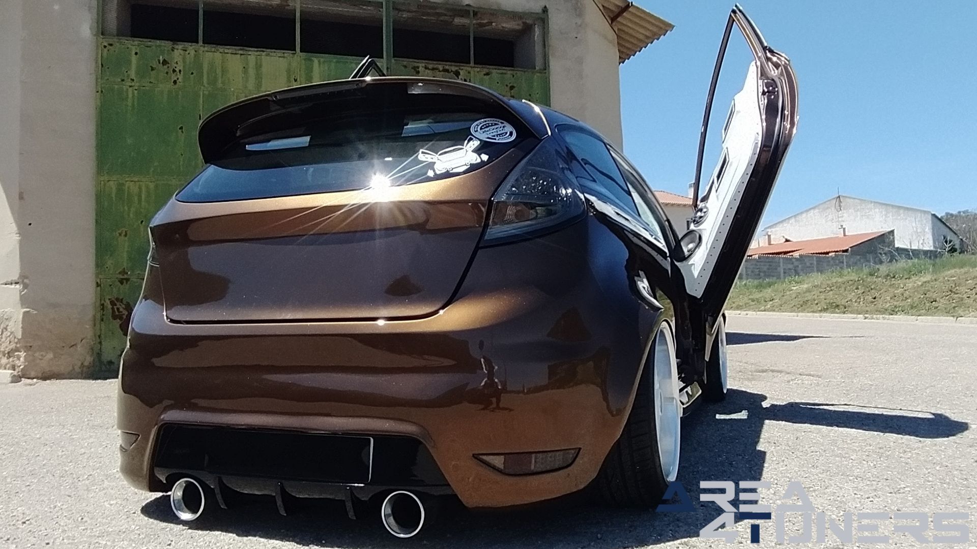Imagen reportaje coche Tuning Ford Fiesta Jack Daniel's Imagen perteneciente al reportaje de coche Tuning, de la revista Area4tuners sobre un Ford Fiesta