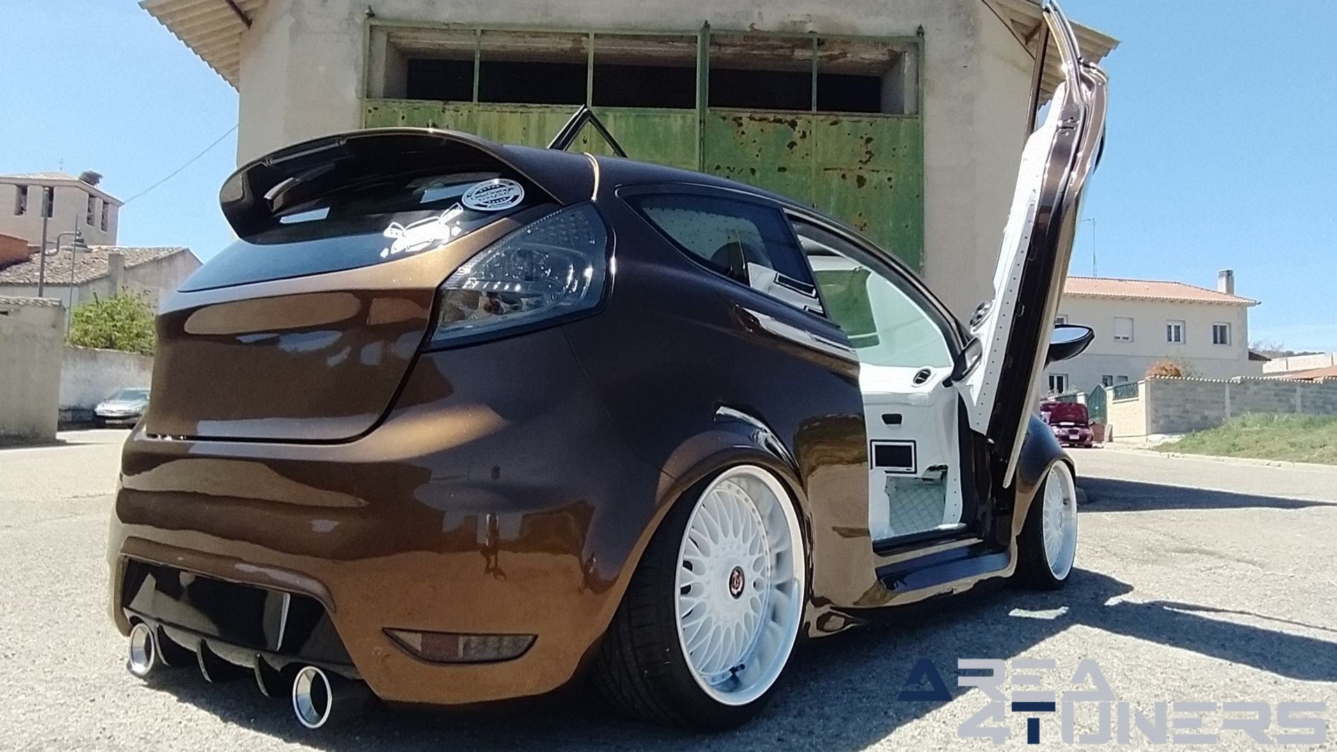 Imagen reportaje coche Tuning Ford Fiesta Jack Daniel's Imagen perteneciente al reportaje de coche Tuning, de la revista Area4tuners sobre un Ford Fiesta