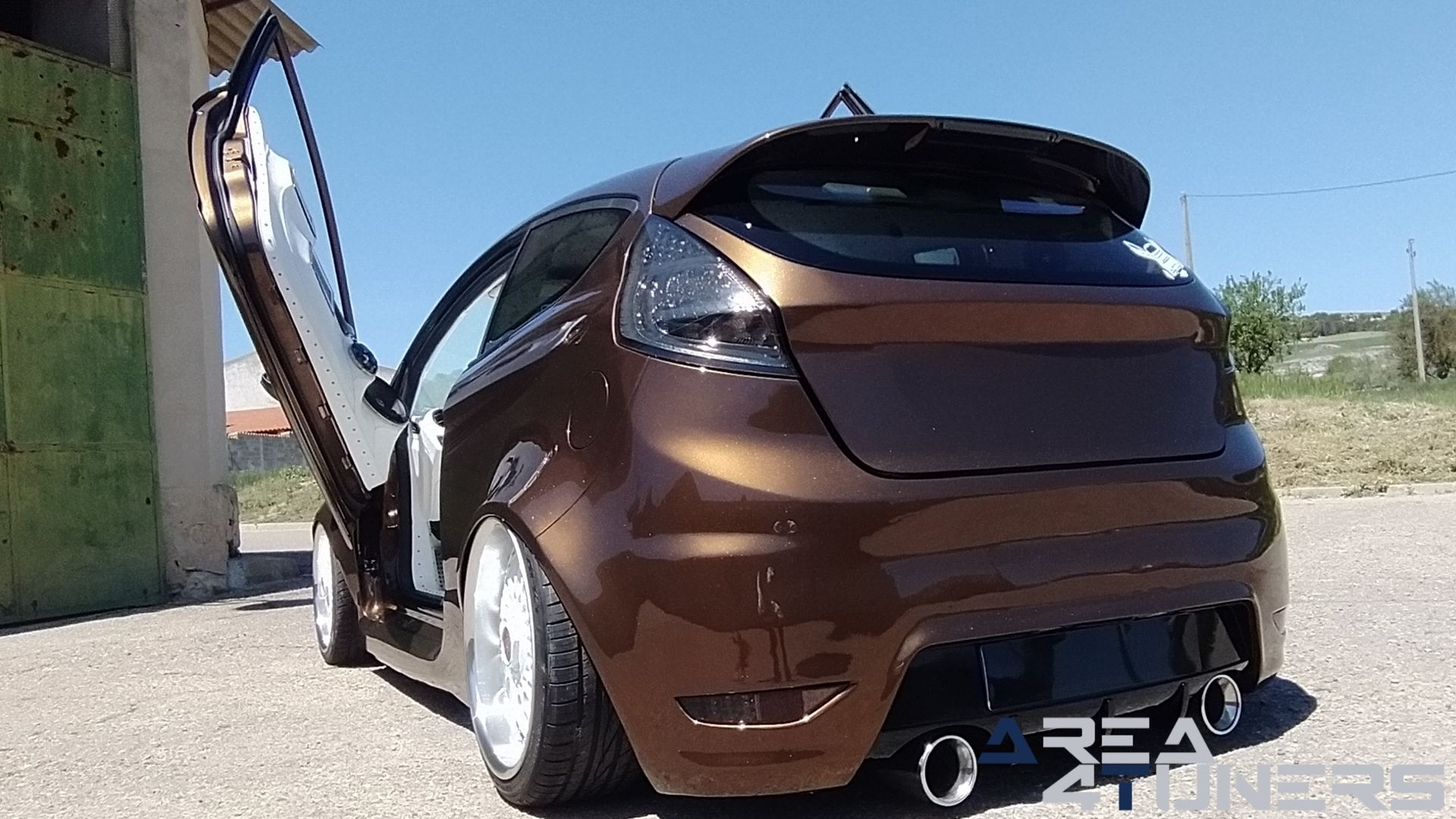 Imagen reportaje coche Tuning Ford Fiesta Jack Daniel's Imagen perteneciente al reportaje de coche Tuning, de la revista Area4tuners sobre un Ford Fiesta