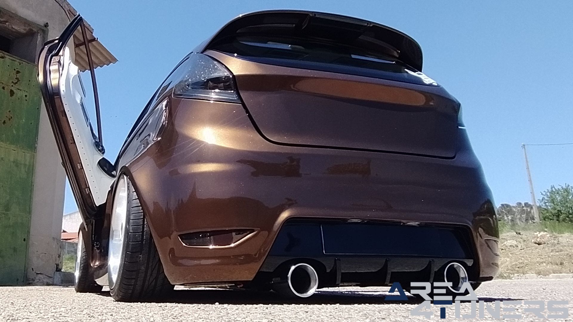 Imagen reportaje coche Tuning Renault Clio The Peach Imagen perteneciente al reportaje de coche Tuning, de la revista Area4tuners sobre un Ford Fiesta