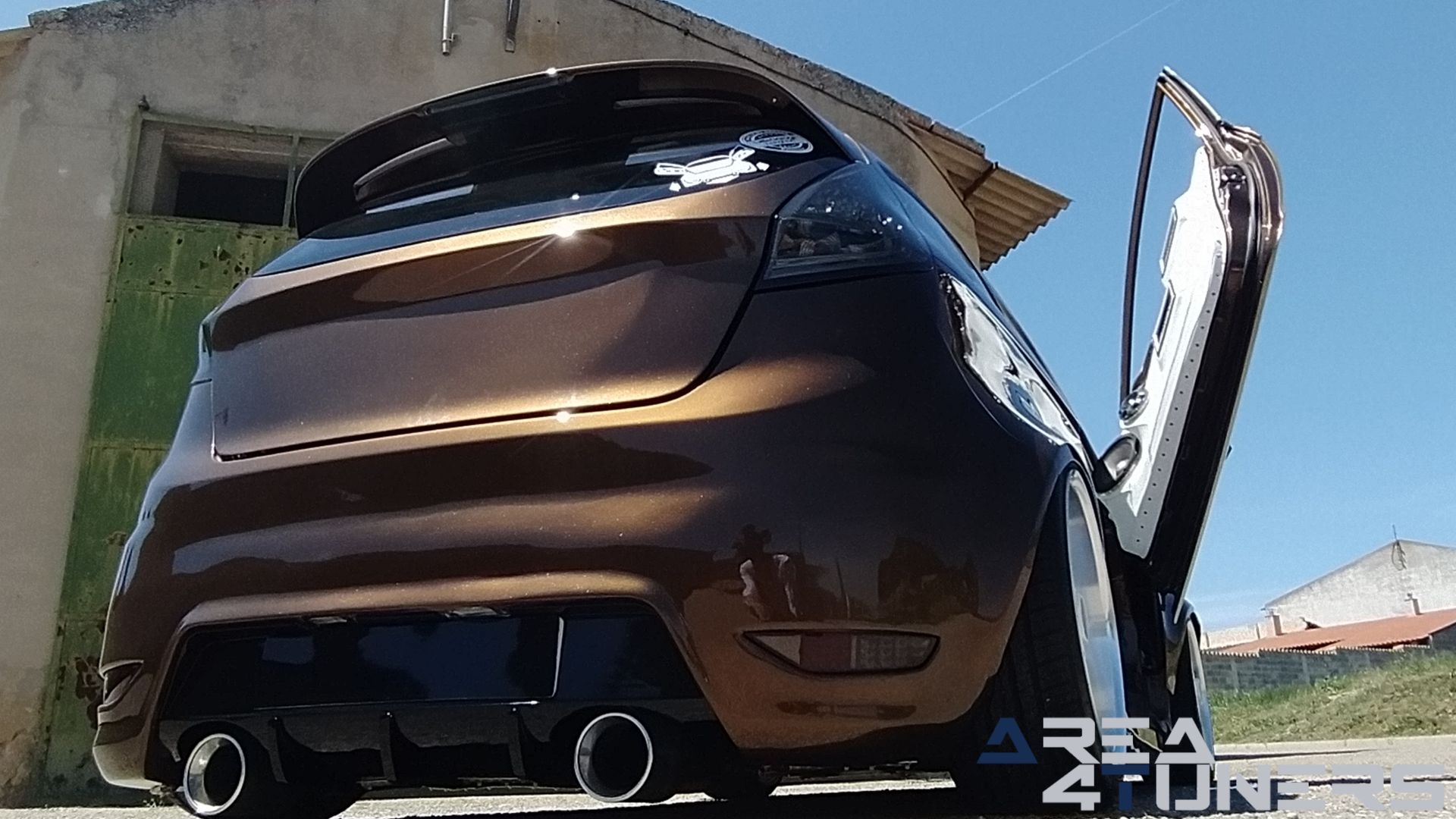 Imagen reportaje coche Tuning Ford Fiesta Jack Daniel's Imagen perteneciente al reportaje de coche Tuning, de la revista Area4tuners sobre un Ford Fiesta