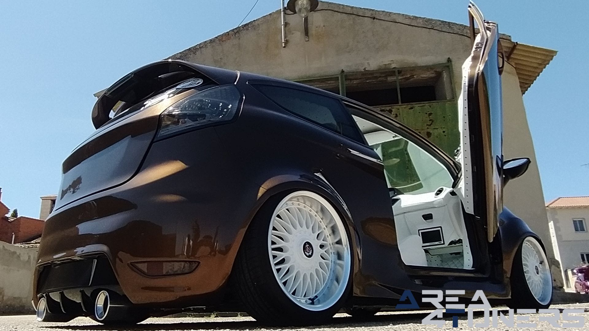 Imagen reportaje coche Tuning Ford Fiesta Jack Daniel's Imagen perteneciente al reportaje de coche Tuning, de la revista Area4tuners sobre un Ford Fiesta