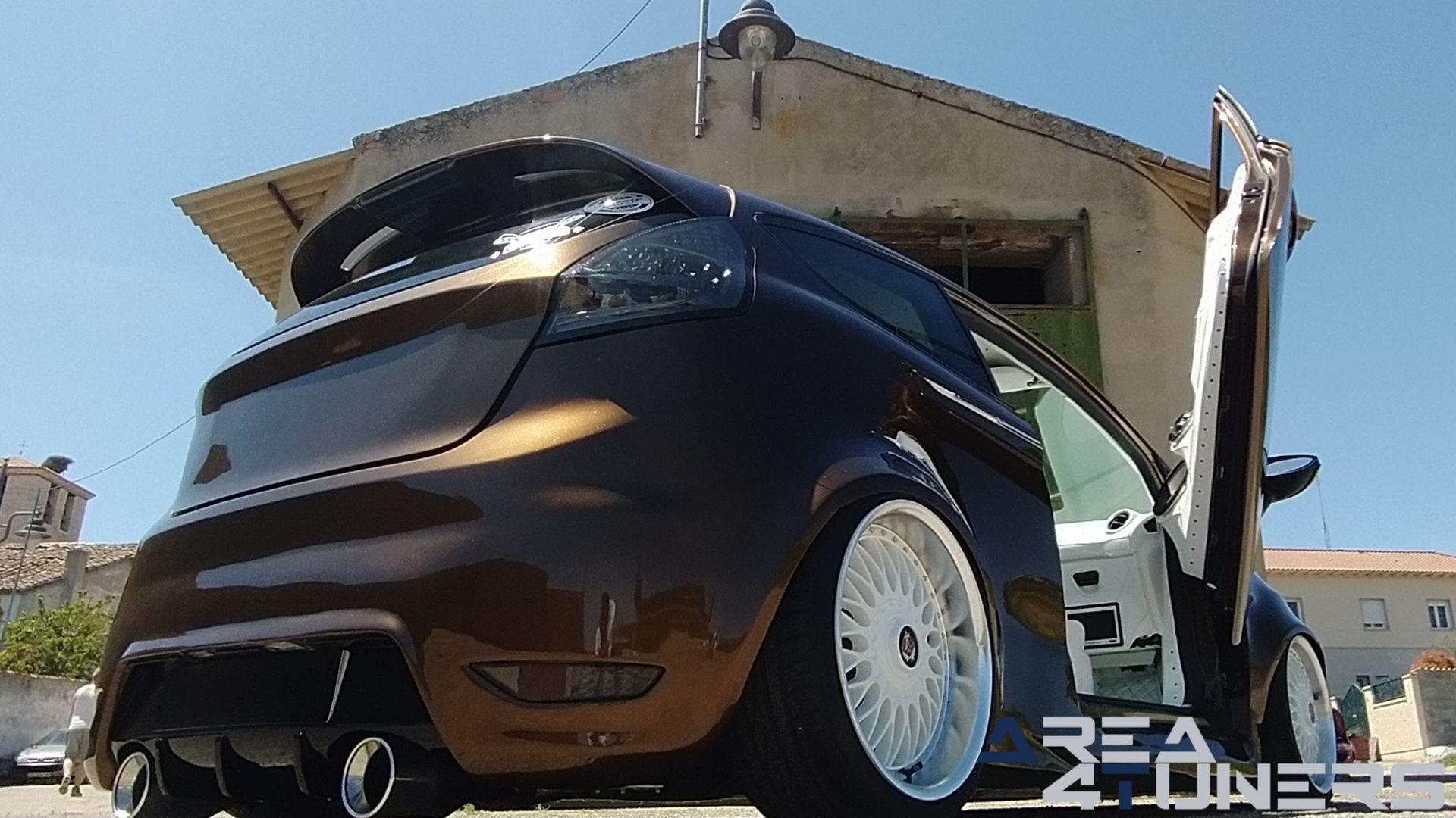 Imagen reportaje coche Tuning Ford Fiesta Jack Daniel's Imagen perteneciente al reportaje de coche Tuning, de la revista Area4tuners sobre un Ford Fiesta