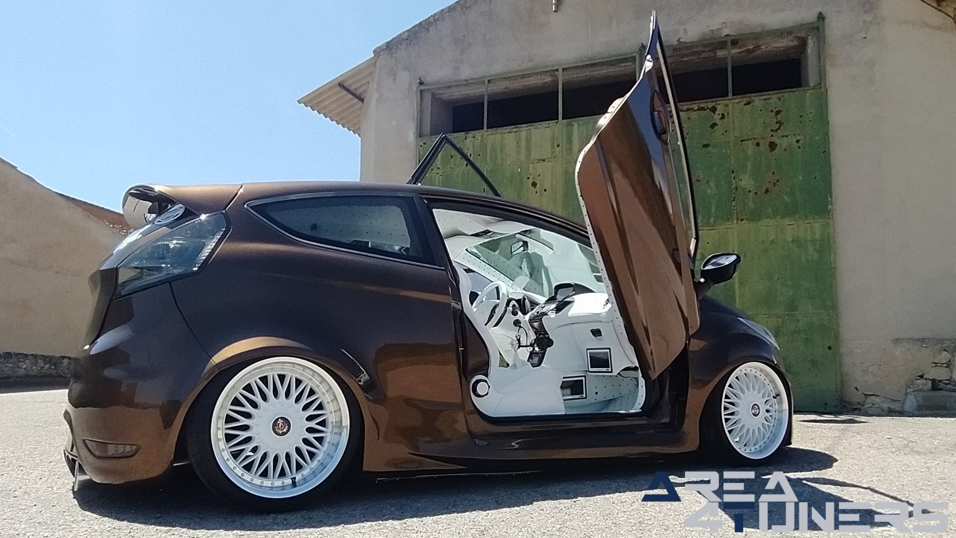 Imagen reportaje coche Tuning Ford Fiesta Jack Daniel's Imagen perteneciente al reportaje de coche Tuning, de la revista Area4tuners sobre un Ford Fiesta
