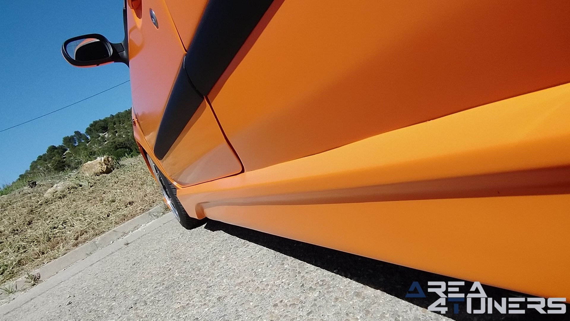 Imagen reportaje coche Tuning Renault Clio The Peach Imagen perteneciente al reportaje de coche Tuning, de la revista Area4tuners sobre un Renault Clio