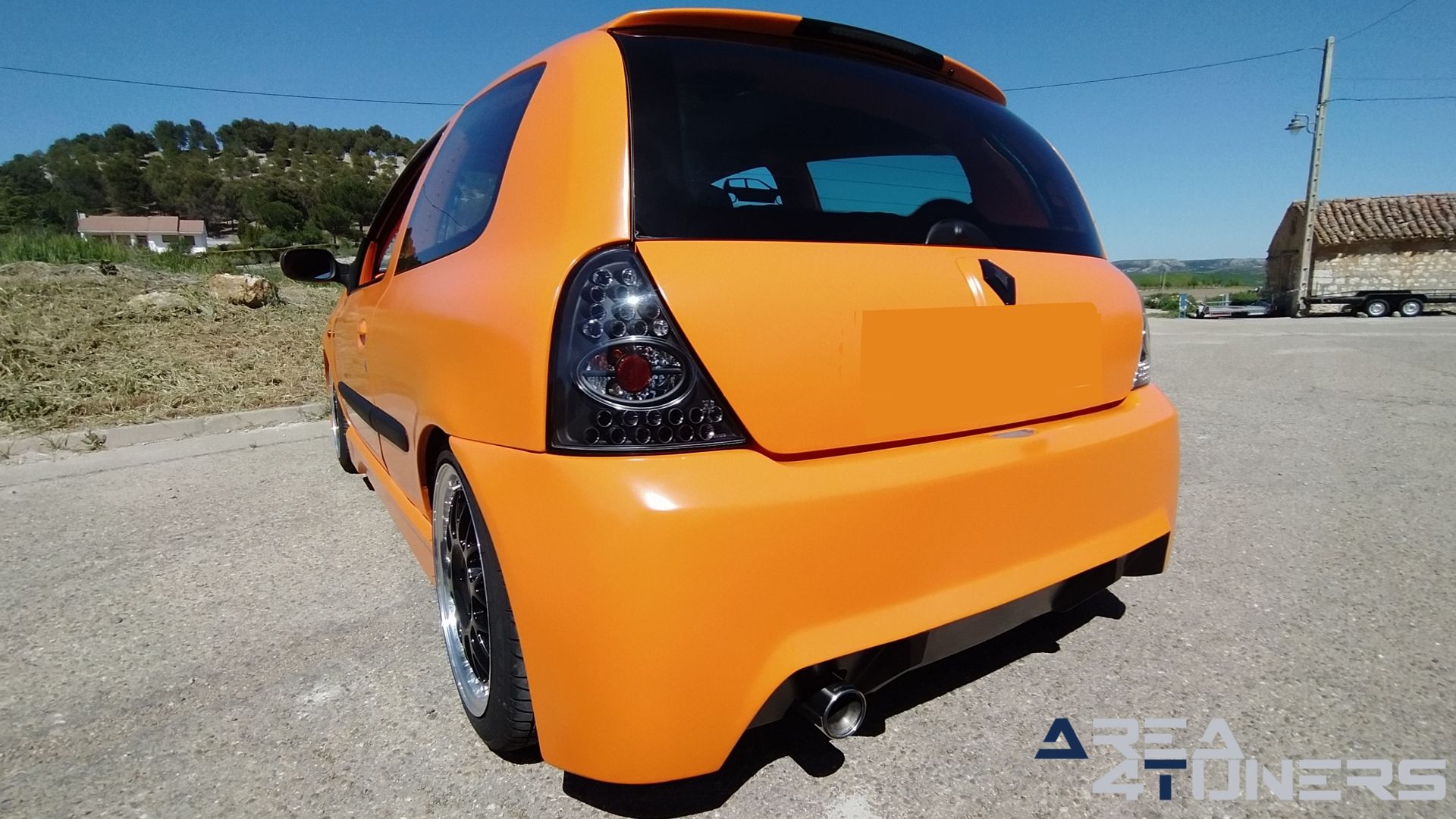 Imagen reportaje coche Tuning Renault Clio The Peach Imagen perteneciente al reportaje de coche Tuning, de la revista Area4tuners sobre un Renault Clio