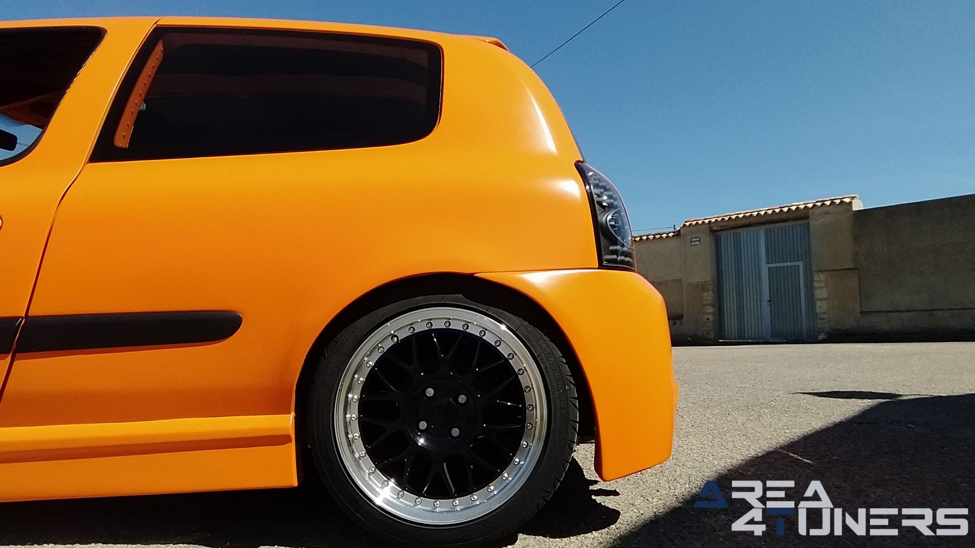 Imagen reportaje coche Tuning Renault Clio The Peach Imagen perteneciente al reportaje de coche Tuning, de la revista Area4tuners sobre un Renault Clio