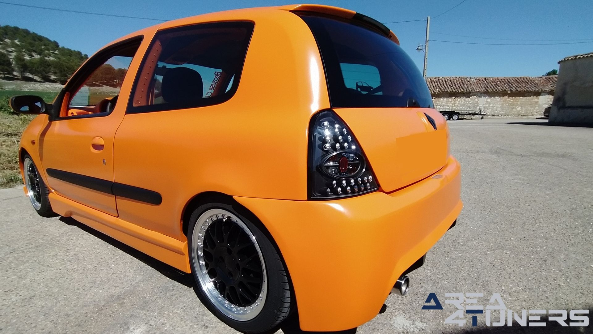 Imagen reportaje coche Tuning Renault Clio The Peach Imagen perteneciente al reportaje de coche Tuning, de la revista Area4tuners sobre un Renault Clio
